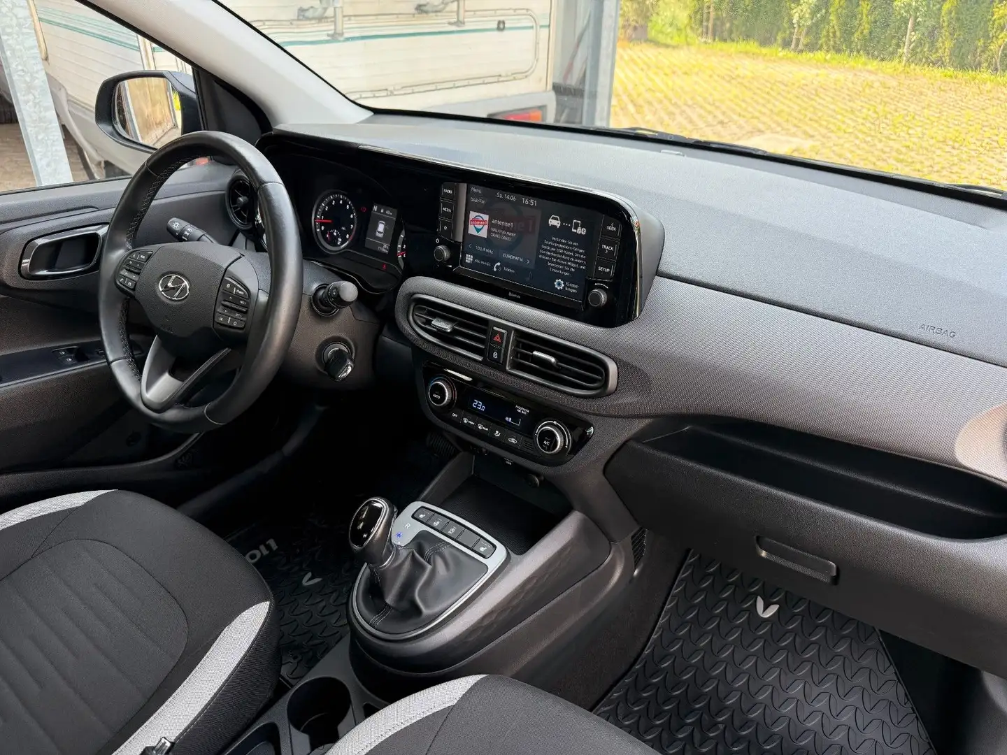 Hyundai i10 1.2 84 PS KLIMAUTOMATIK SITZHEIZUNG Silber - 2