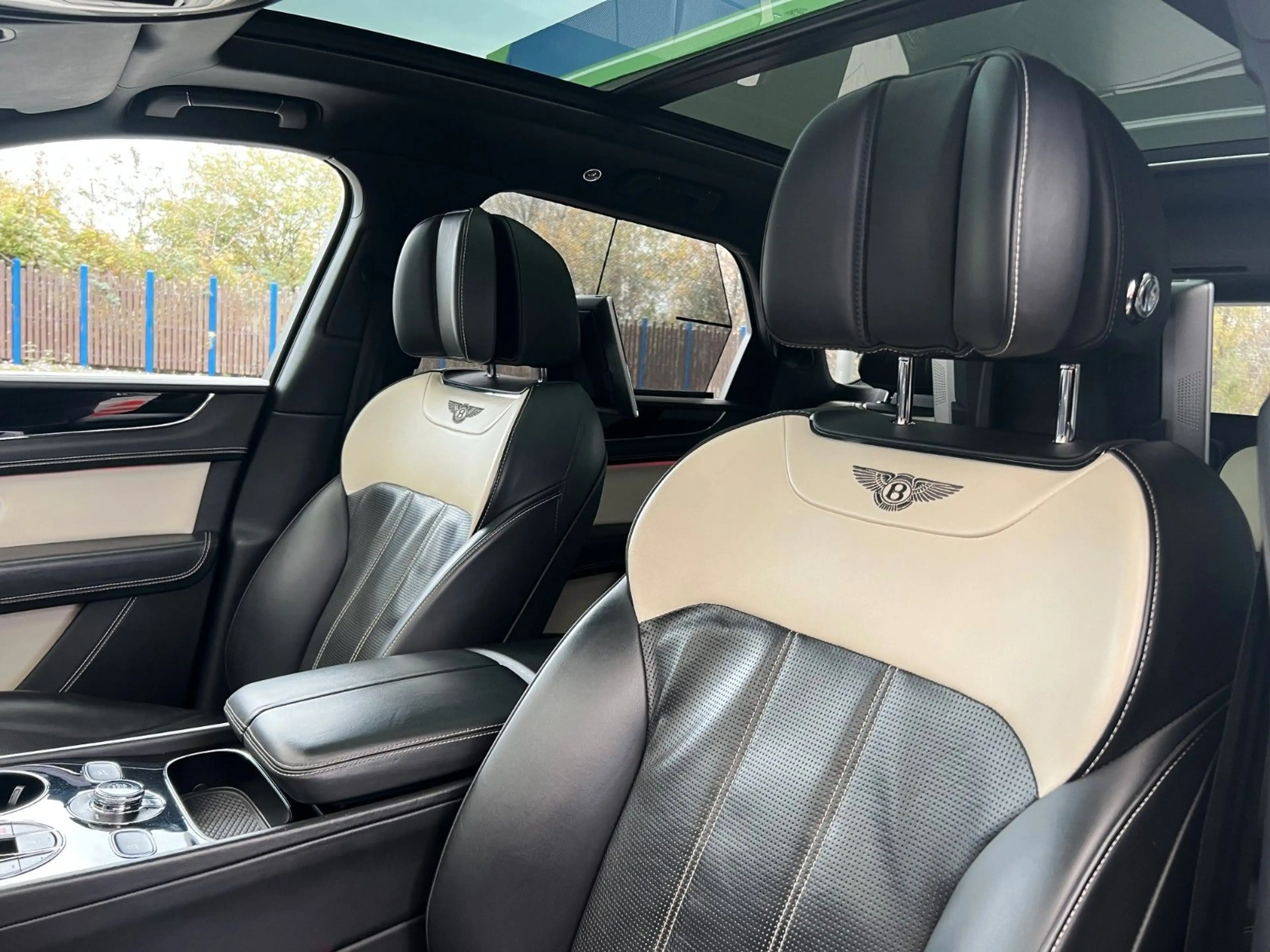 Bentley Bentayga 4.0 V8 CARBON MULLINER PANO FOND ENT — photo 11