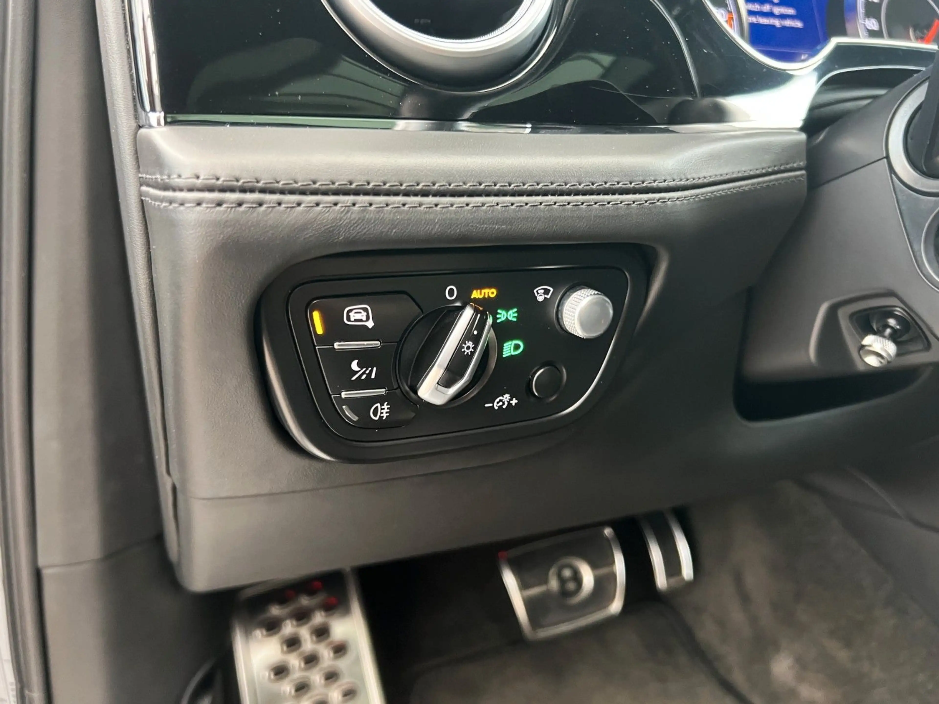 Bentley Bentayga 4.0 V8 CARBON MULLINER PANO FOND ENT — photo 13