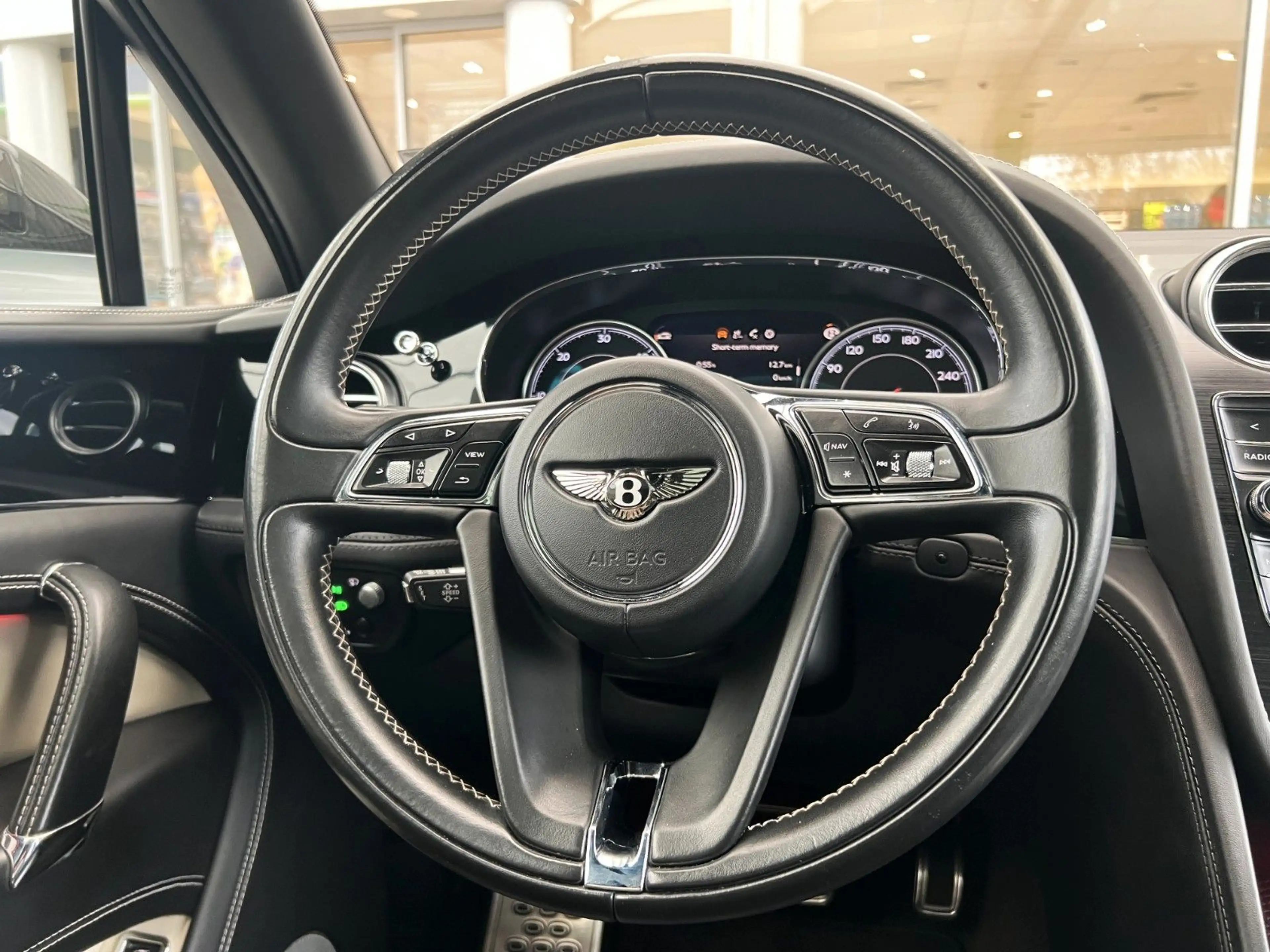 Bentley Bentayga 4.0 V8 CARBON MULLINER PANO FOND ENT — photo 14