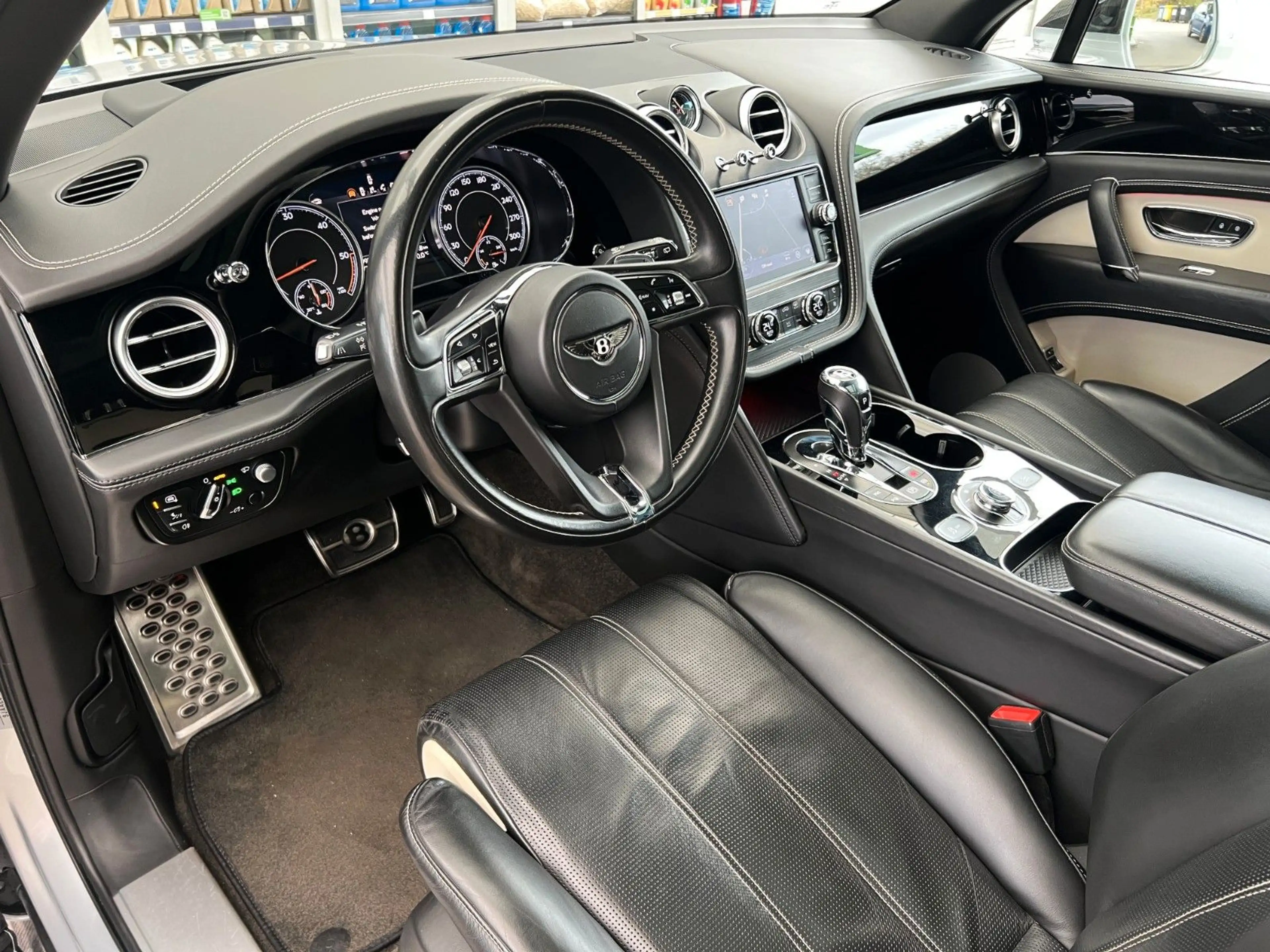 Bentley Bentayga 4.0 V8 CARBON MULLINER PANO FOND ENT — photo 12