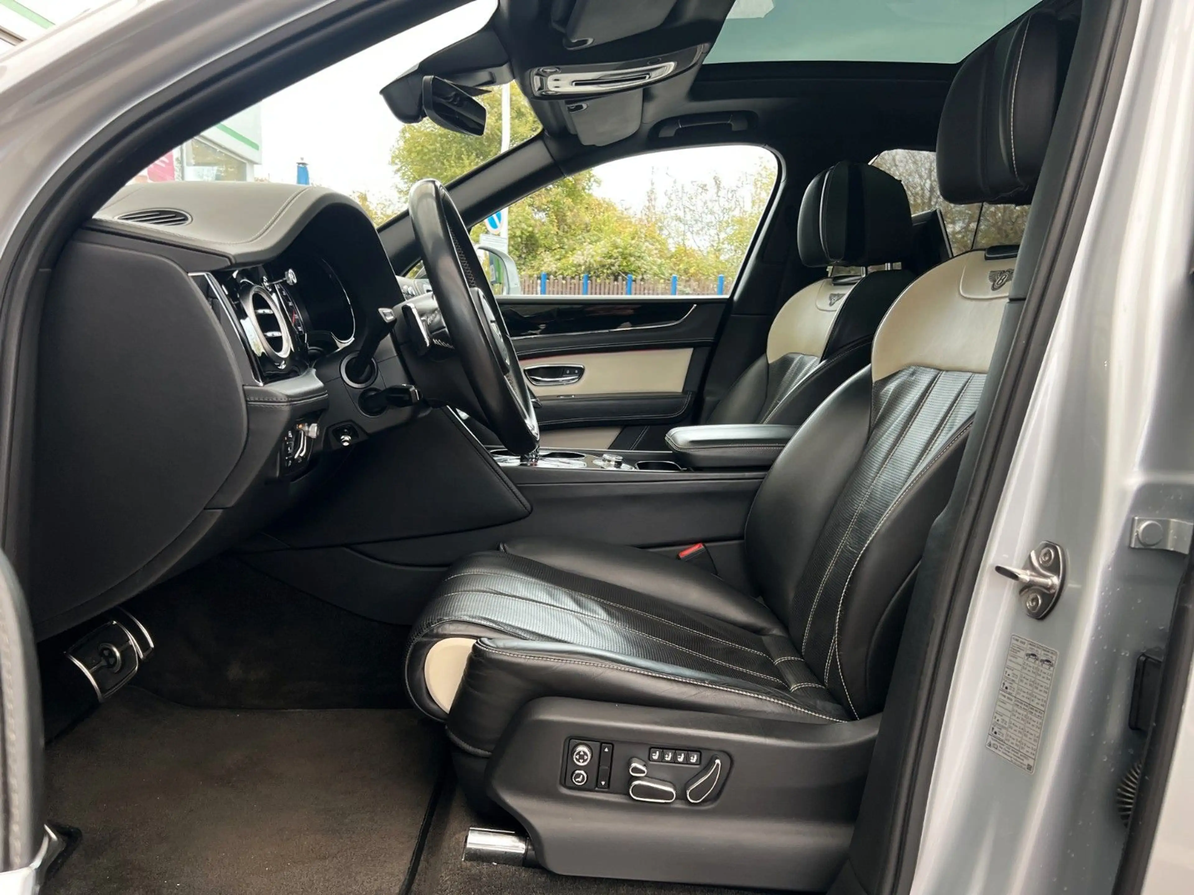 Bentley Bentayga 4.0 V8 CARBON MULLINER PANO FOND ENT — photo 10