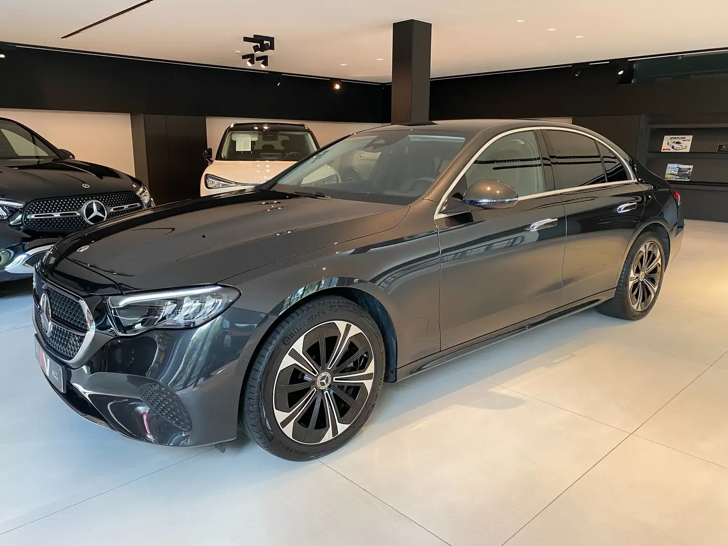 Mercedes-Benz E 300 e 9G Plug-in LUXURY Distronic/MBUX-Premium/Camera Grijs - 1
