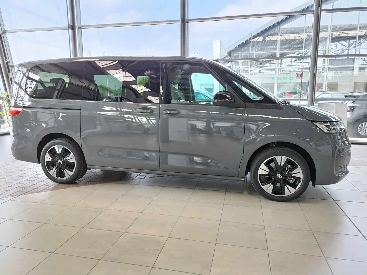 Volkswagen T7 Multivan Multivan Passo lungo 2.0 tdi 150cv dsg 7posti Grigio - 2