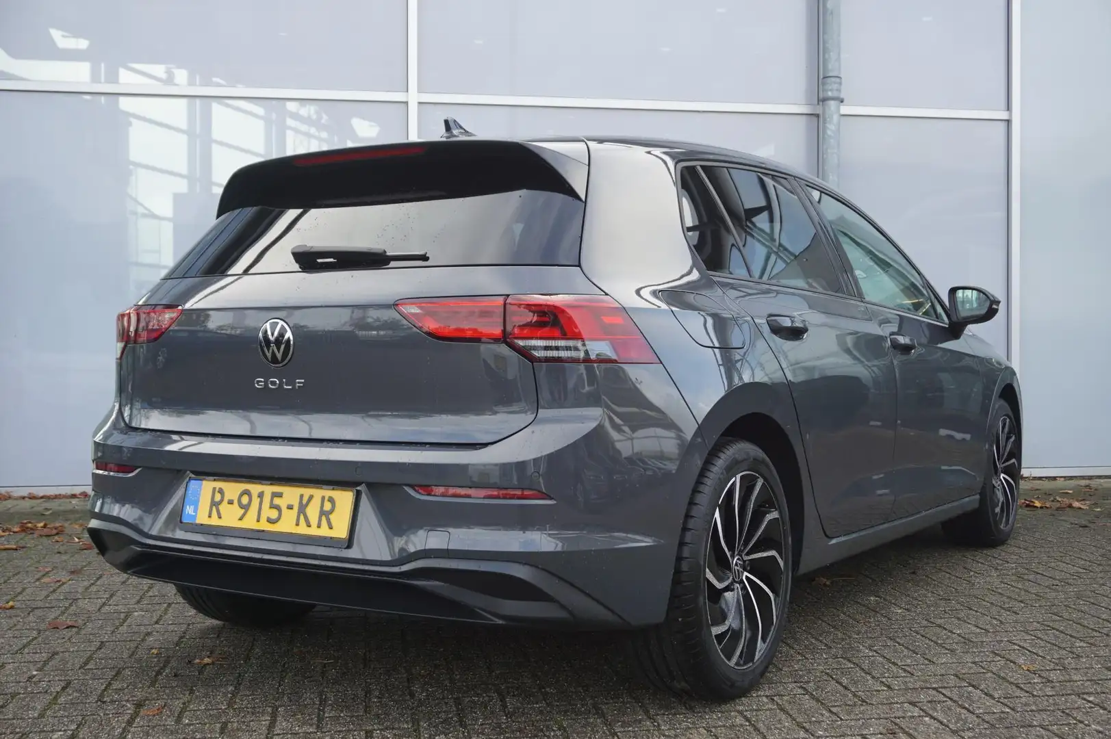 Volkswagen Golf 1.0 TSI 110pk Life | Apple Carplay & Android Auto Grijs - 2