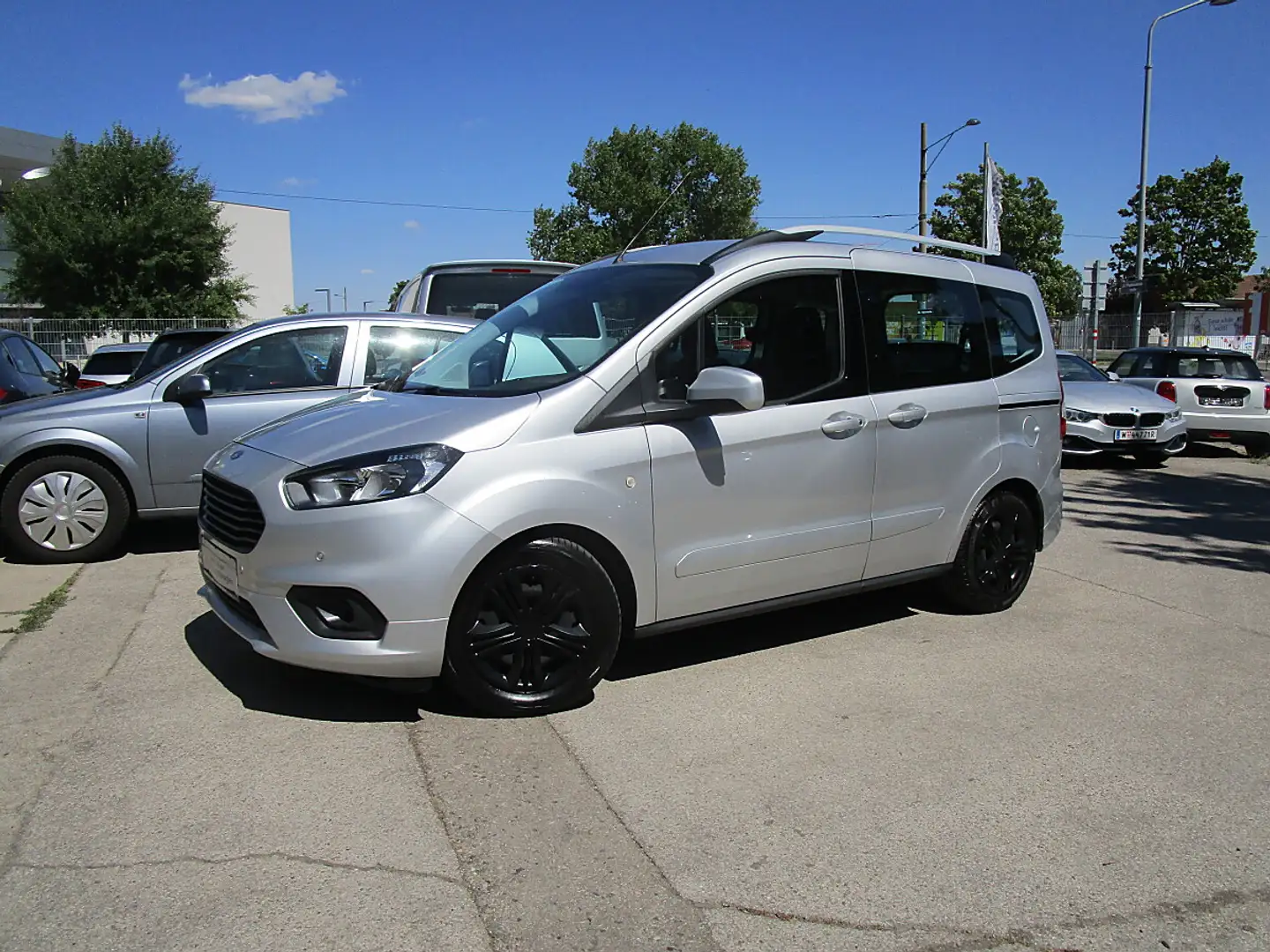Ford Tourneo Courier 1,5 TDCi Trend Silber - 1