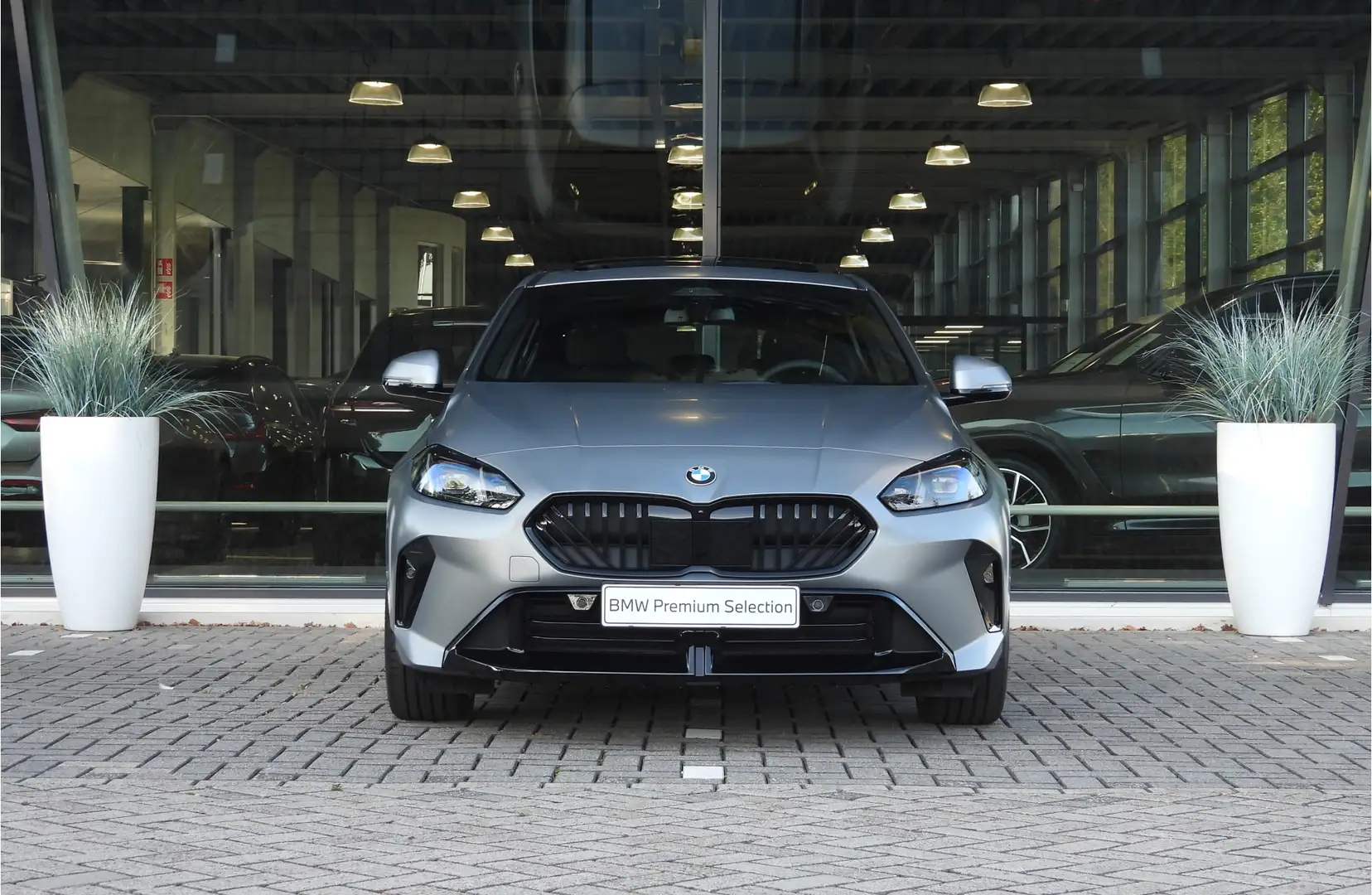 BMW 120 1 Serie M Sport Automaat / Panoramadak / Sportstoe Grijs - 2