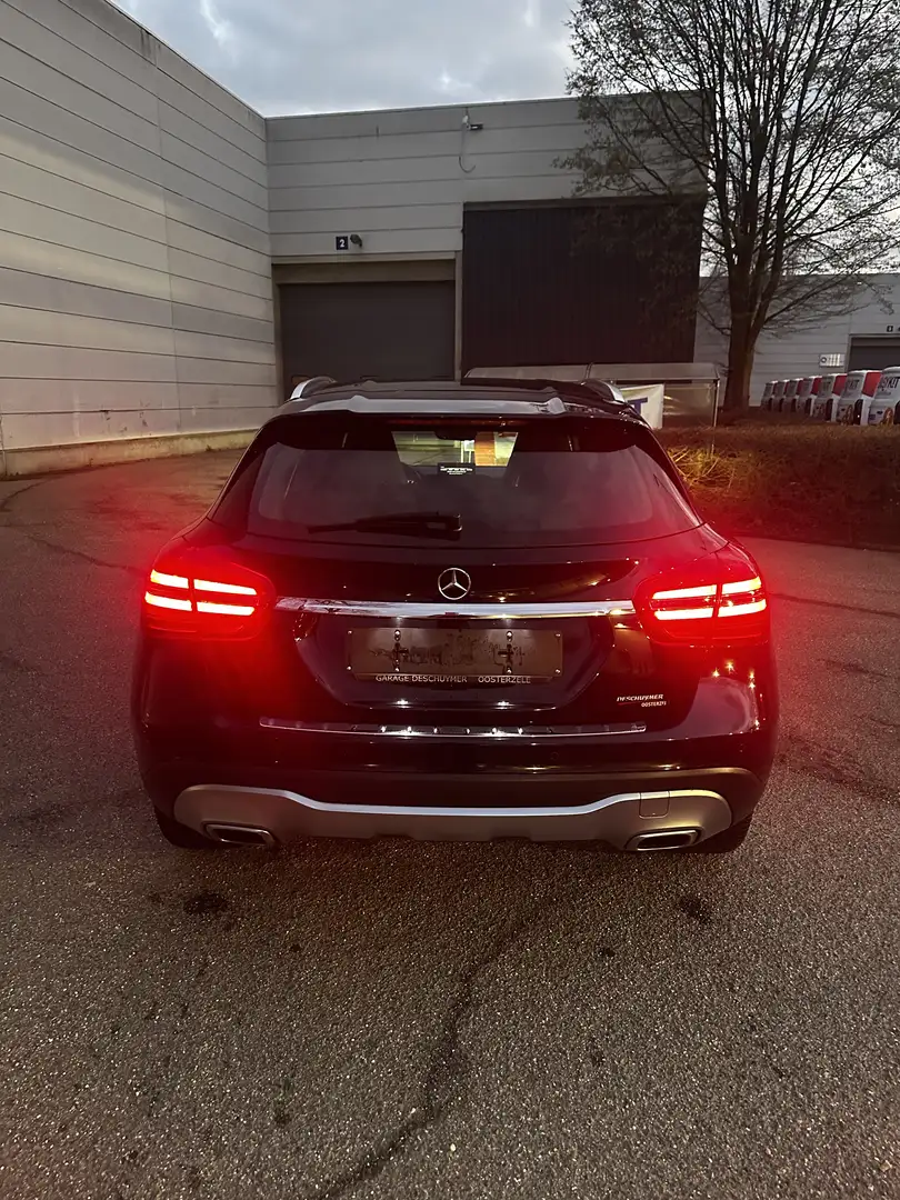 Mercedes-Benz GLA 180 Fekete - 2