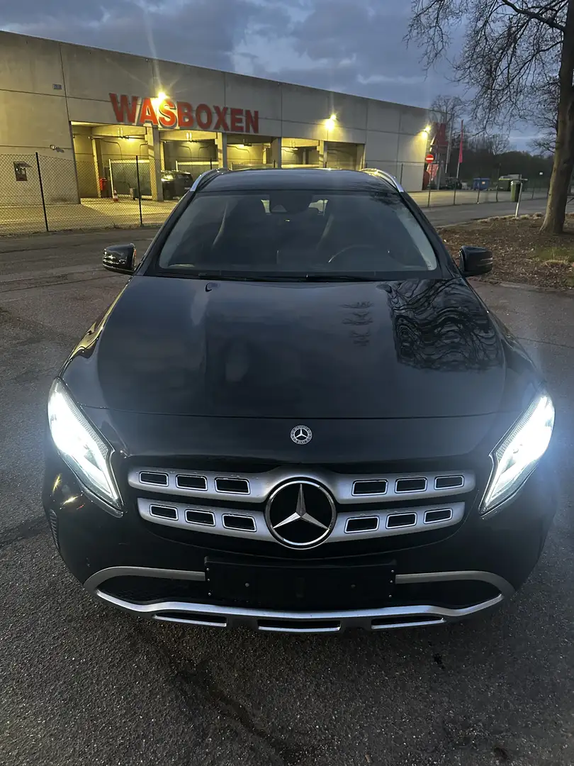 Mercedes-Benz GLA 180 Fekete - 1