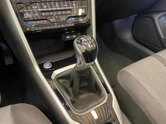 Volkswagen T-Roc view 9