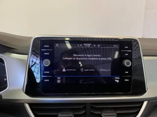 Volkswagen T-Roc view 11