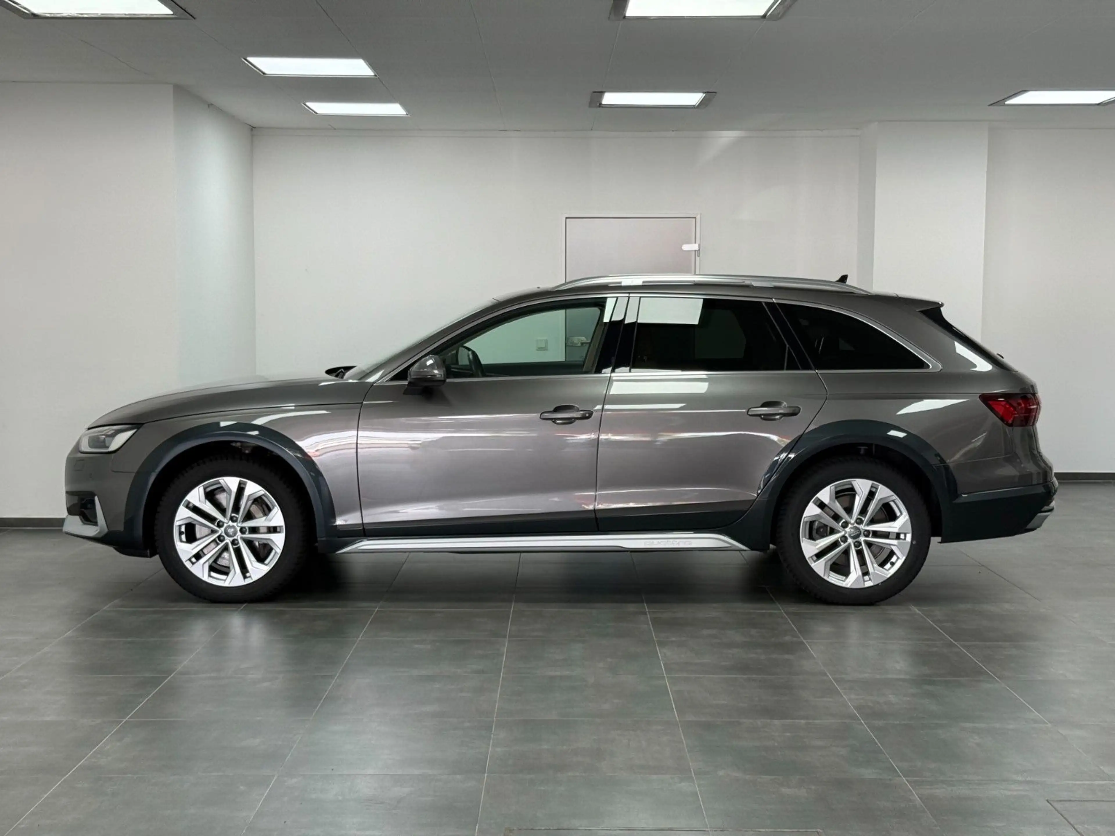 Audi A4 allroad quattro 50 TDI/MATRIX/LEDER/KAM/PANO — photo 4