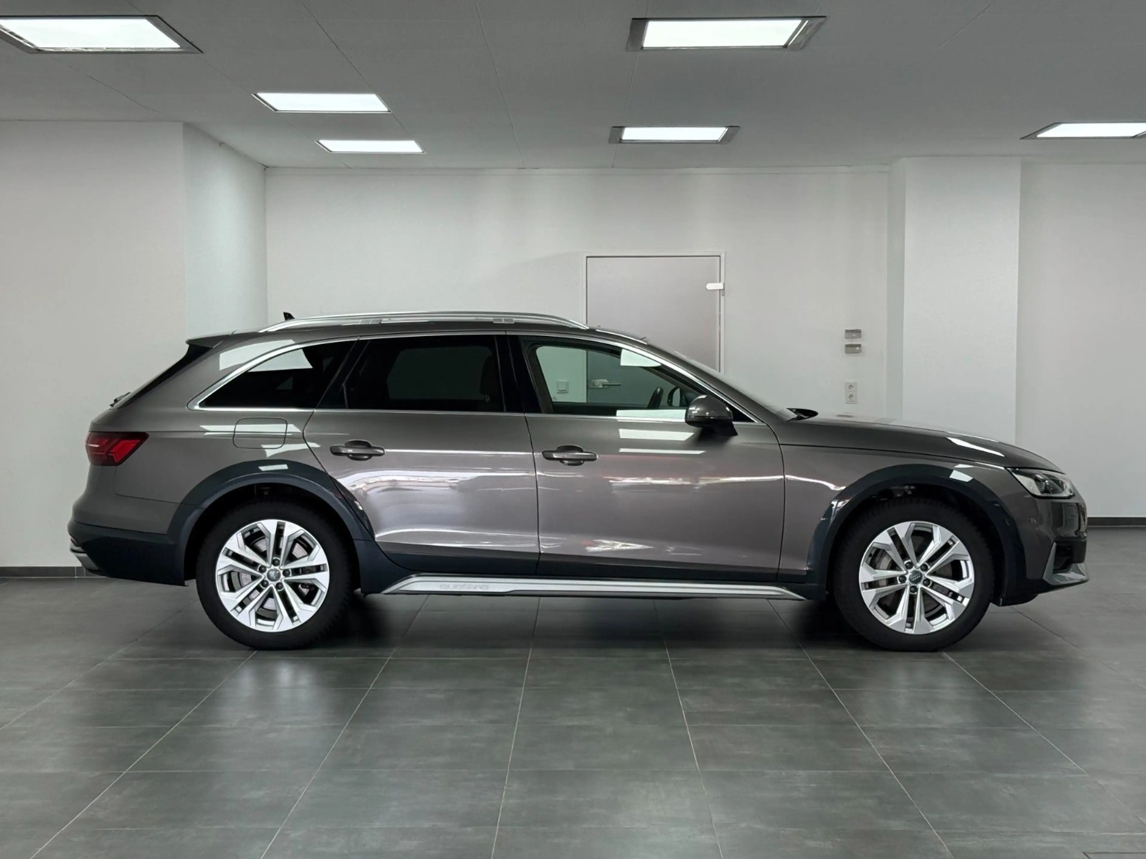 Audi A4 allroad quattro 50 TDI/MATRIX/LEDER/KAM/PANO — photo 3