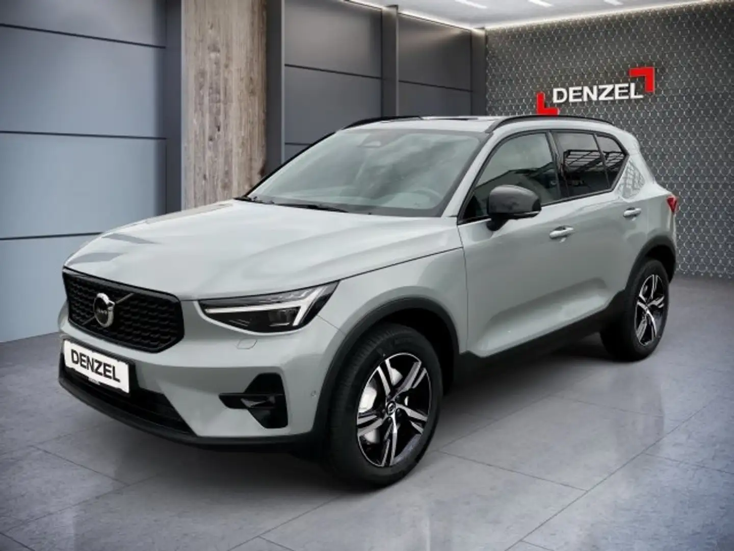 Volvo XC40 Plus, B3 Mild Hybrid, Benzin, Dark Grau - 1