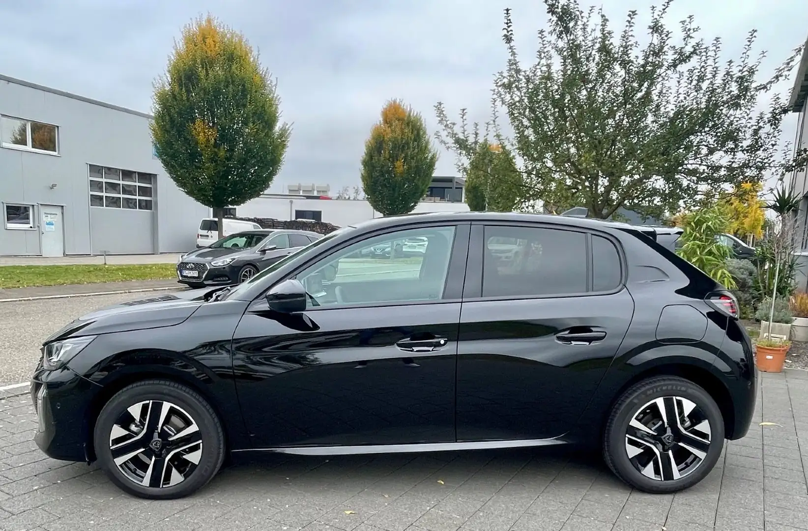 Peugeot 208 Hybrid 110 Allure, -28,5% zu Listenpreis,Top Schwarz - 2