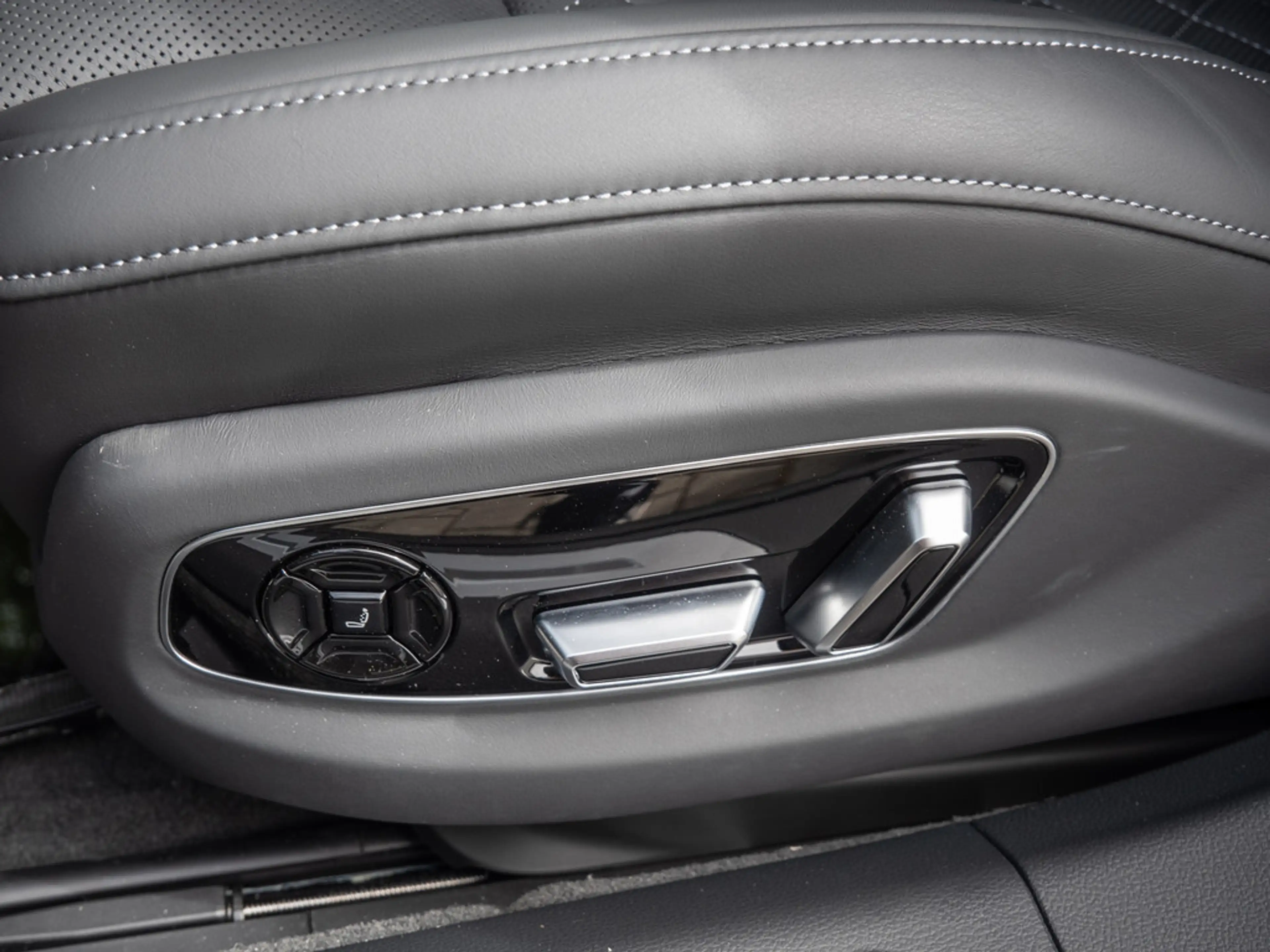 Audi S8 TFSI MATRIX PANO STANDHZ TV B&O — photo 26