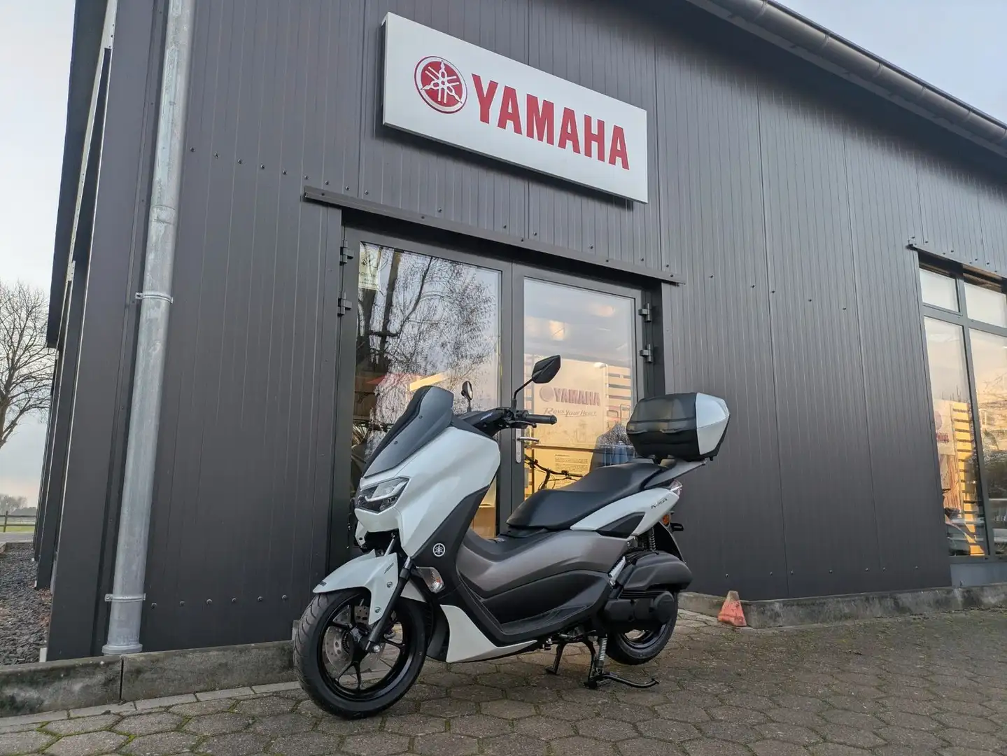 Yamaha NMAX 125 2023 ungefahrende Tageszul. Topcase White - 1