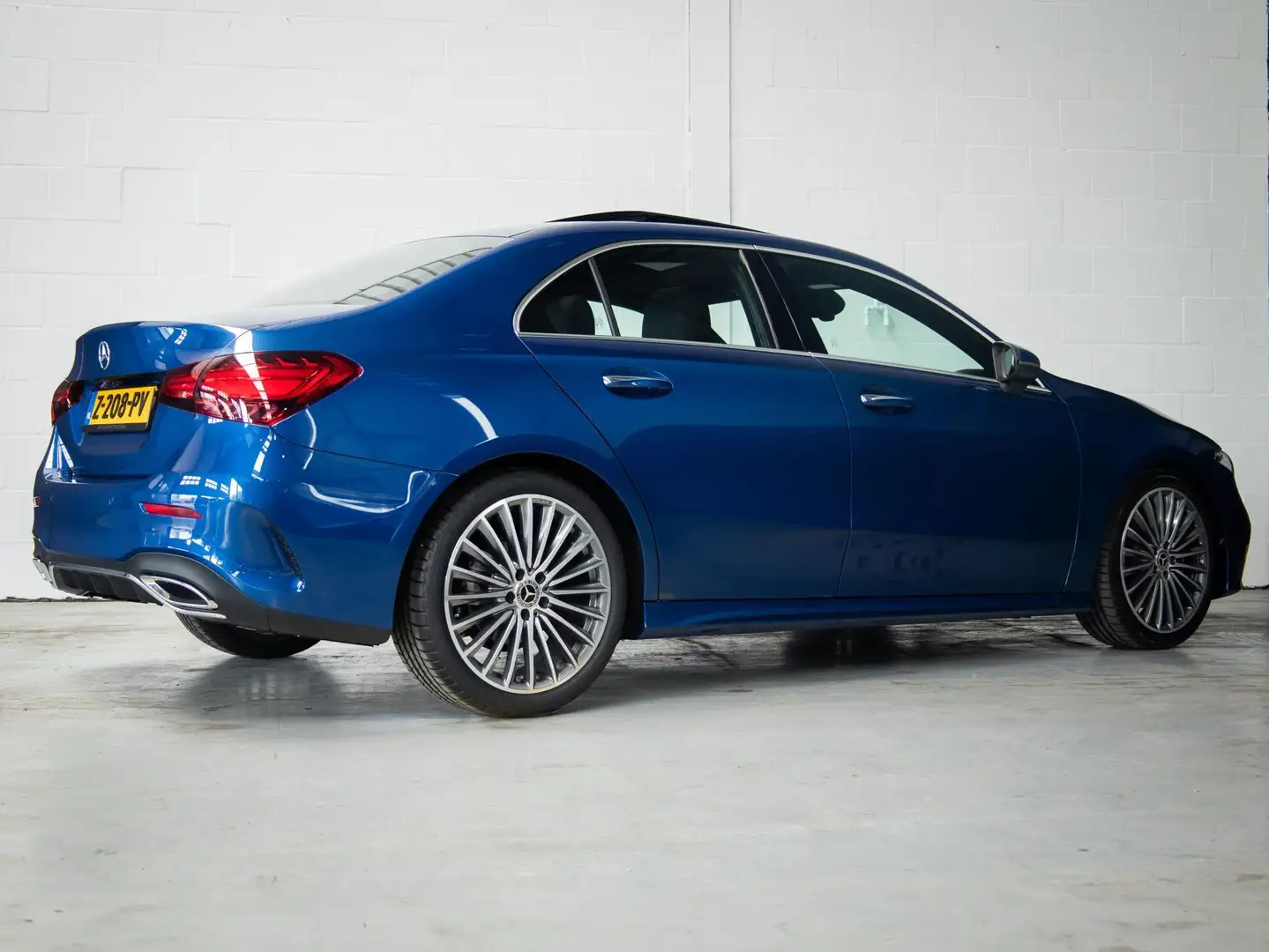 Mercedes-Benz A 180 Limousine AMG Line Mercedes-Benz A-klasse 180 AMG Blauw - 2