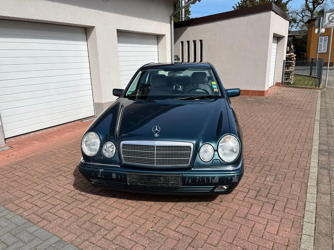 Mercedes-Benz E 240
