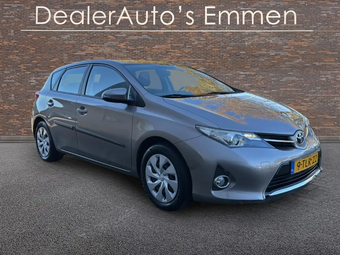 Toyota Auris 1.6 Aspiration Brun - 1