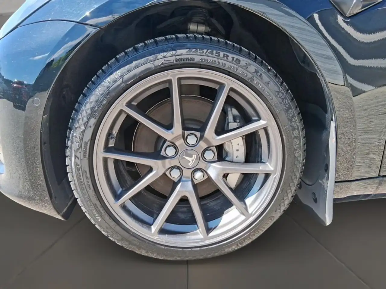 Tesla Model 3 снимка Tesla Model 3
