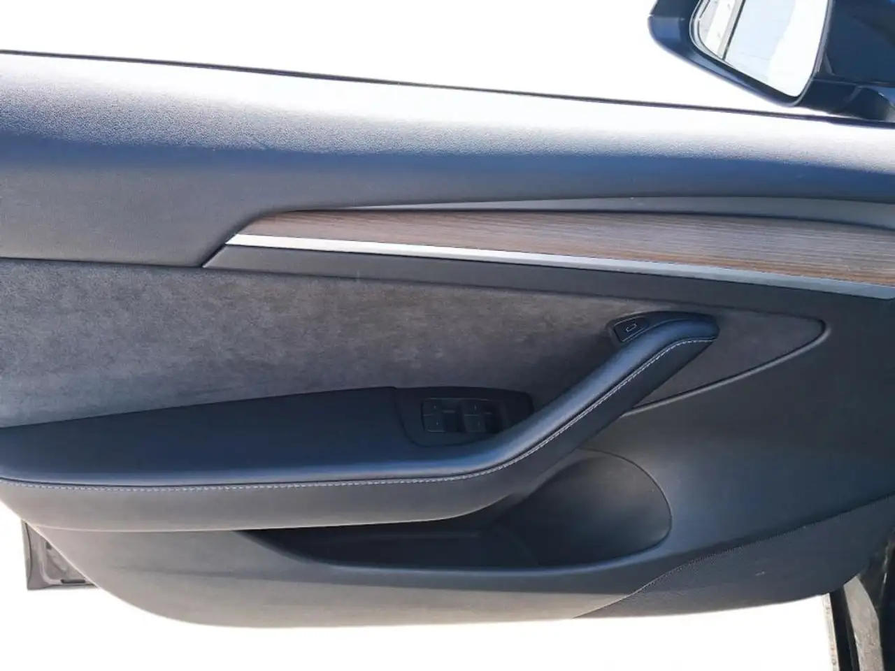 Tesla Model 3 снимка Tesla Model 3