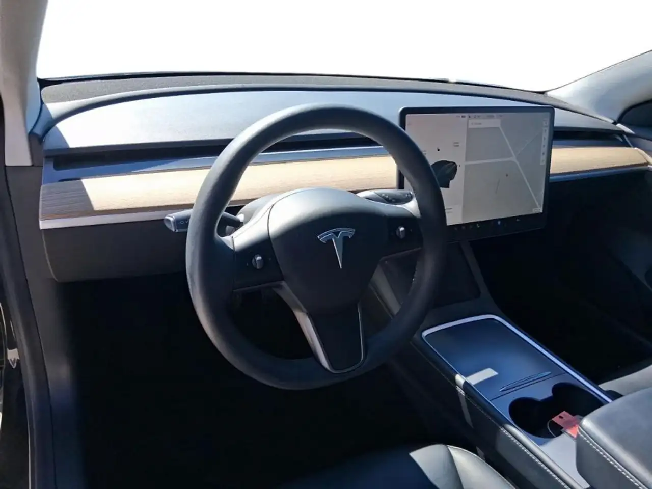 Tesla Model 3 снимка Tesla Model 3