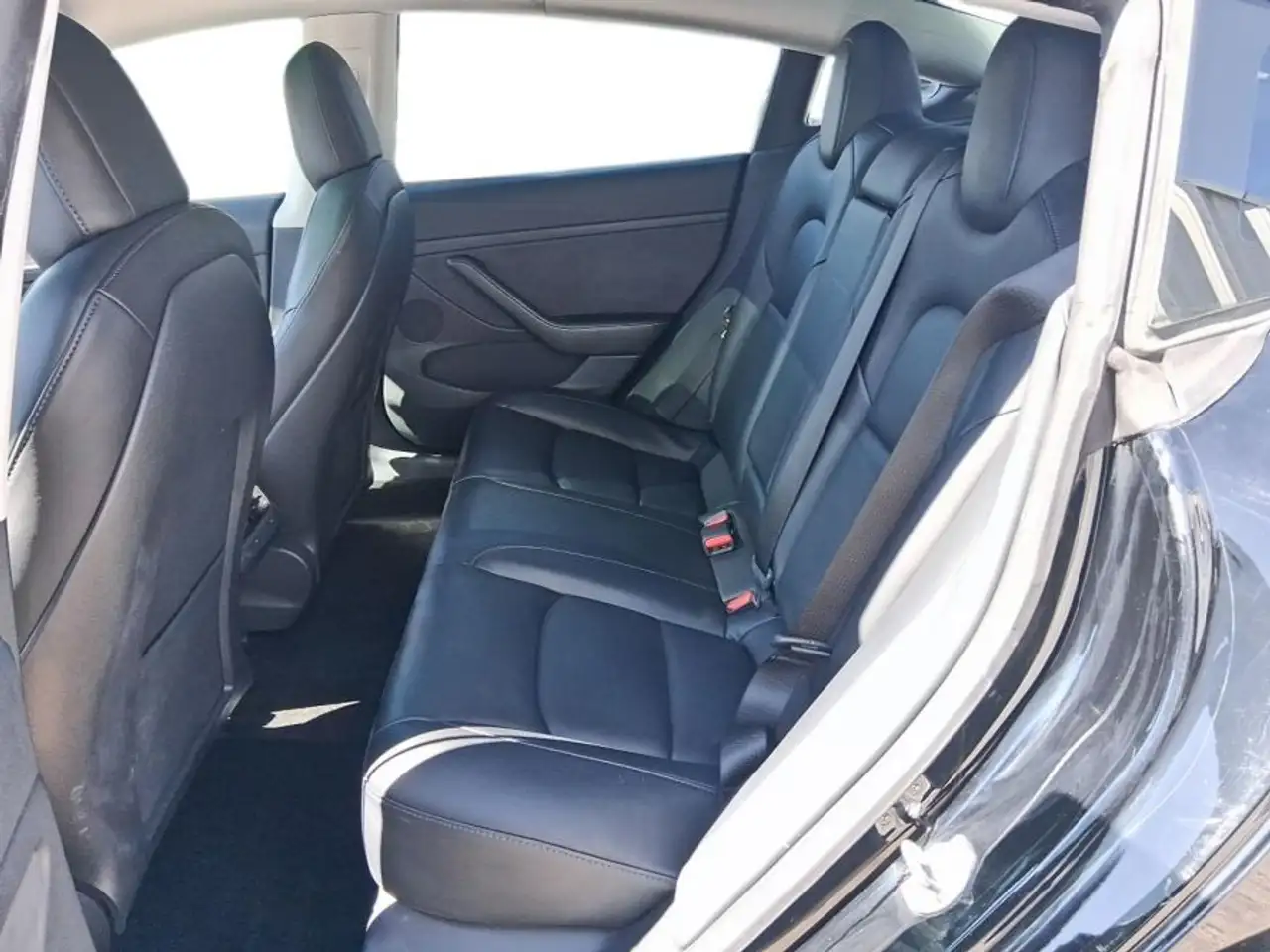 Tesla Model 3 снимка Tesla Model 3
