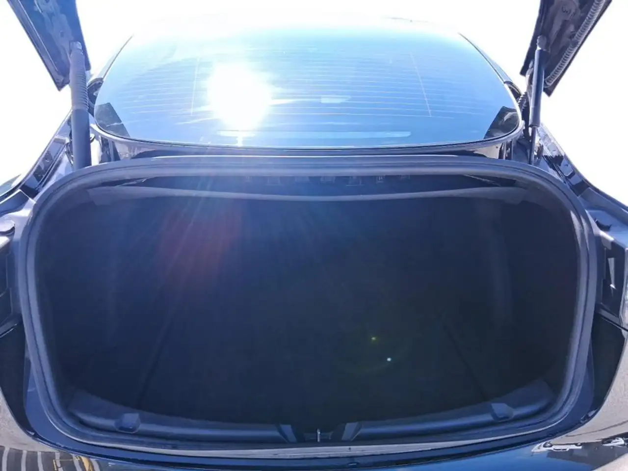 Tesla Model 3 снимка Tesla Model 3