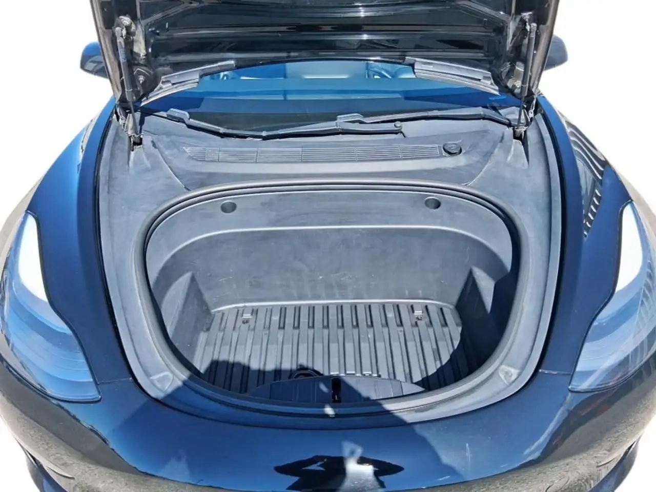 Tesla Model 3 снимка Tesla Model 3