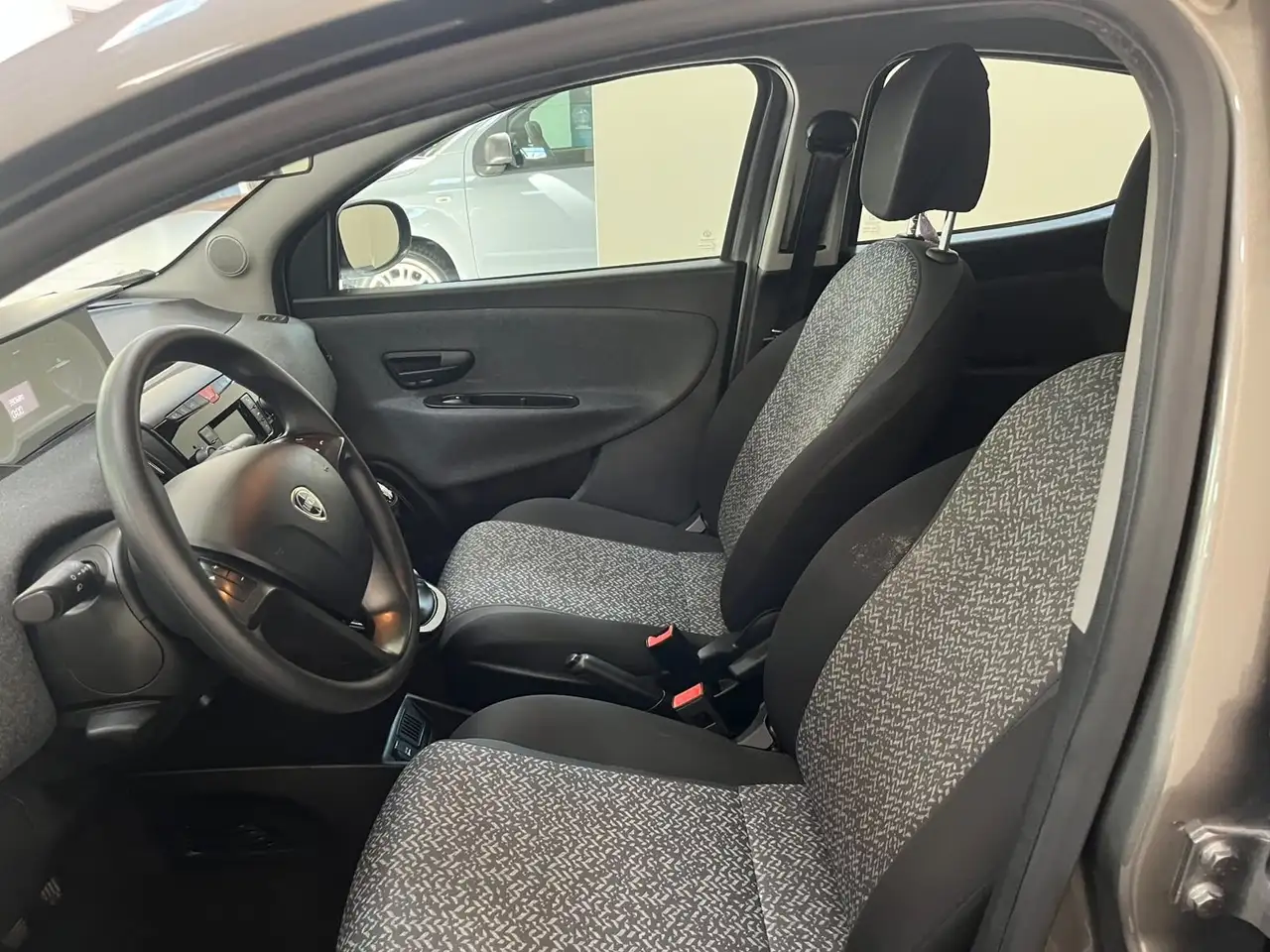 Lancia Ypsilon 2023 — фото 8