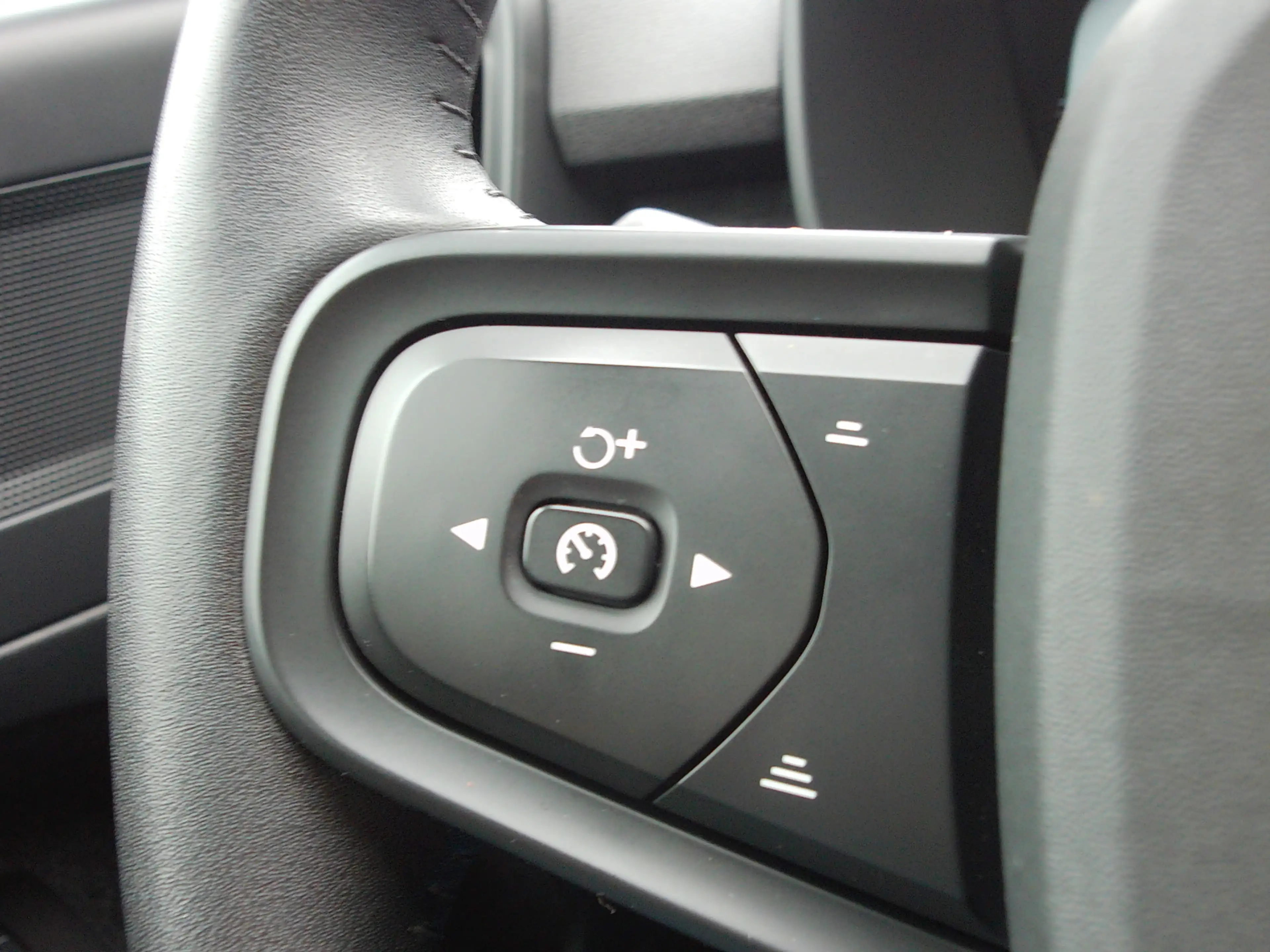 Volvo XC40 1.5 T2 Momentum Core, Trekhaak / Camera + Sensoren — photo 10