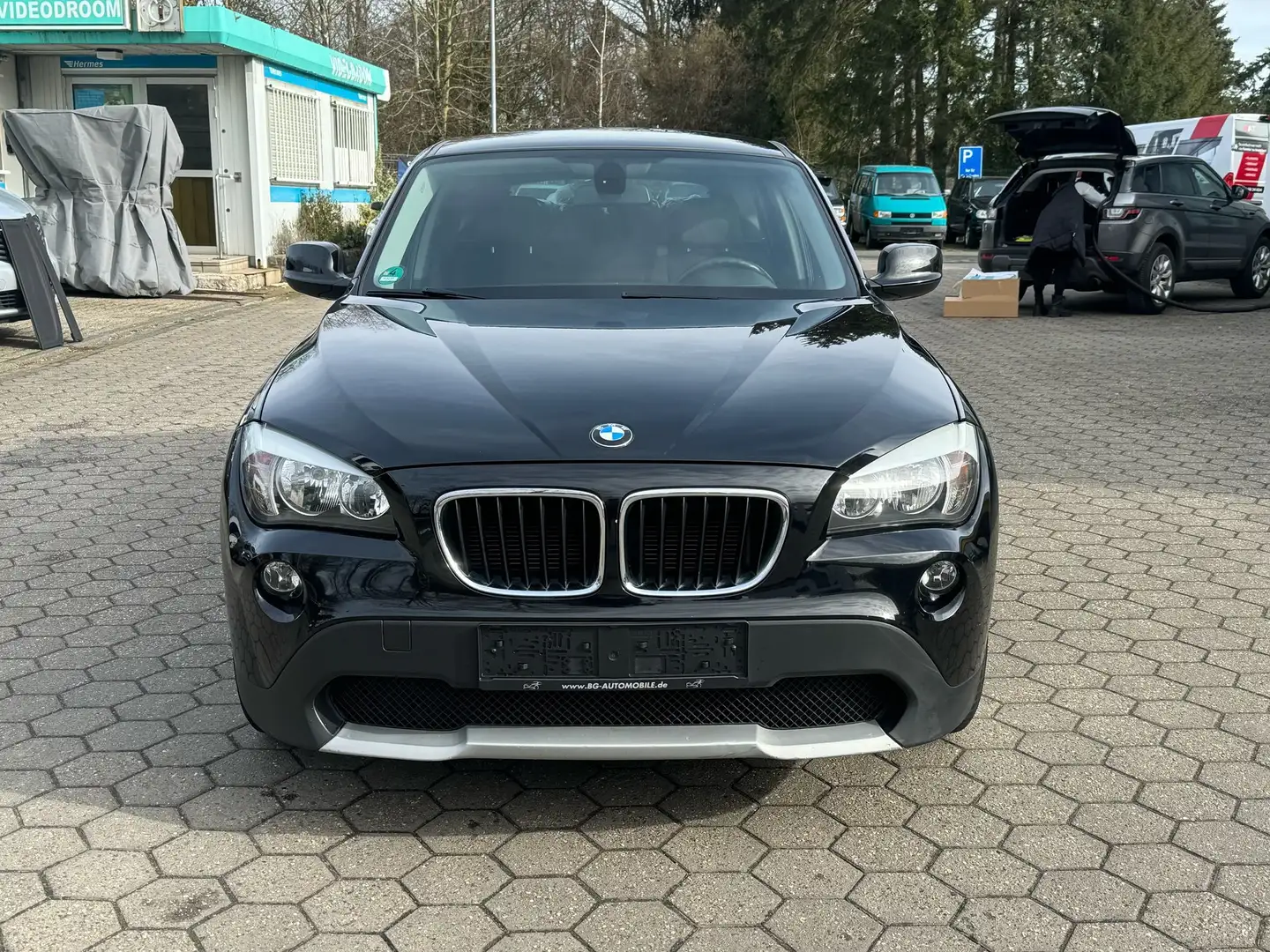 BMW X1 sDrive18i 2.Hand TÜV Neu 8 fach bereift Schwarz - 2