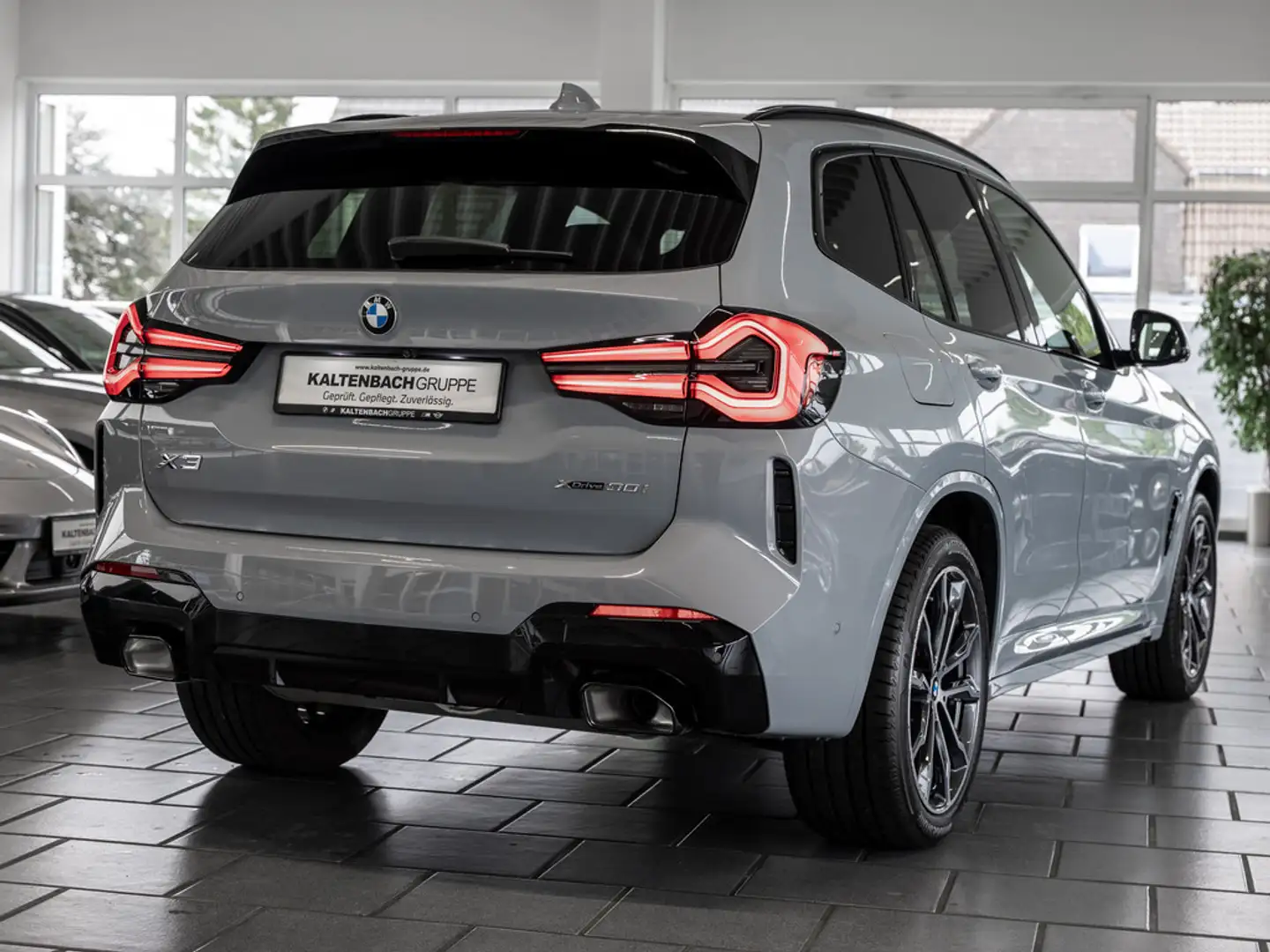 BMW X3 xDrive 30i M-Sport FACEL. PANO AHK HUD LED Grau - 2