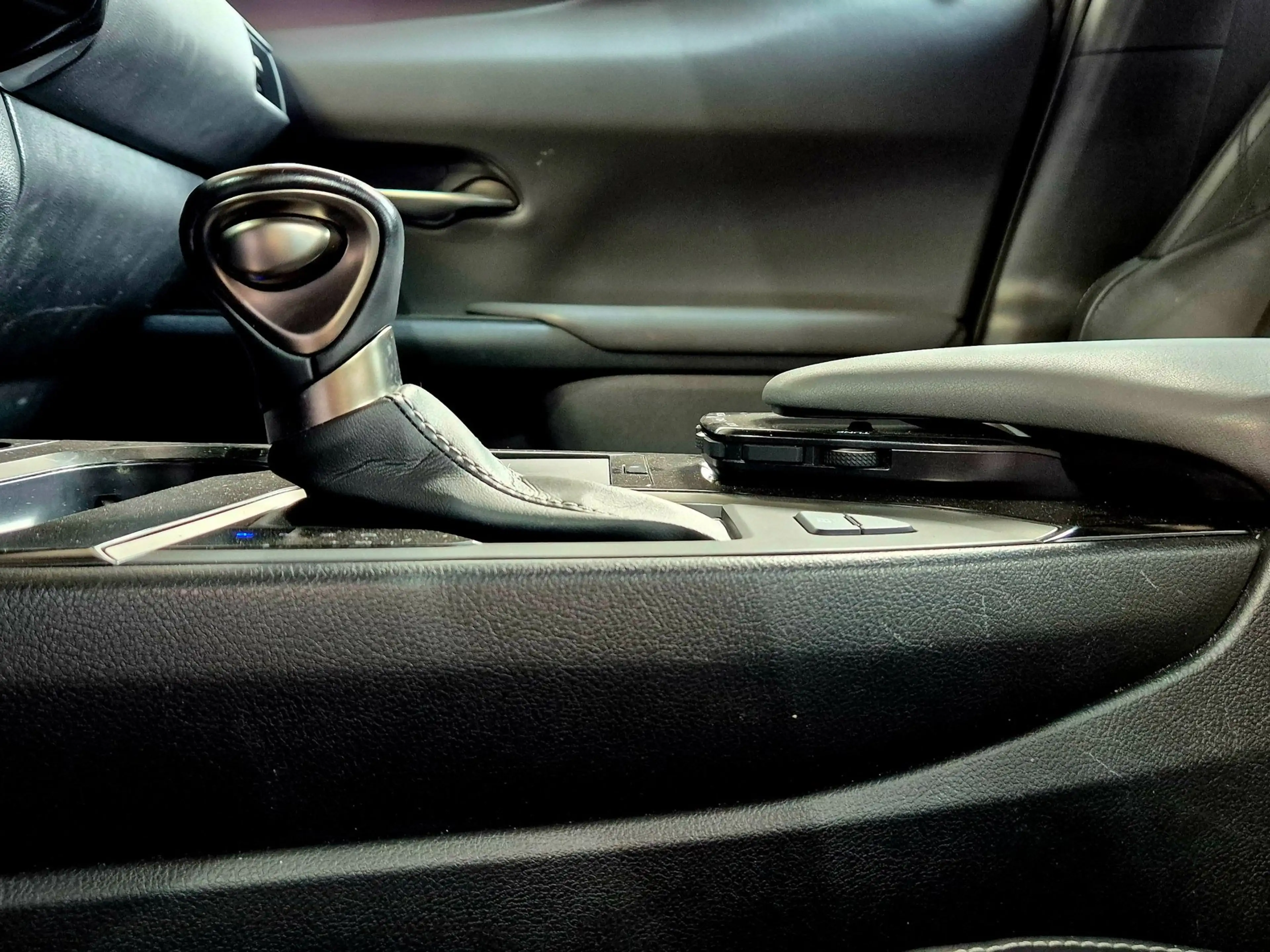 Lexus UX 250h Luxury Line + OH historie|Trekhaak|LED|Keyless|Led — photo 43