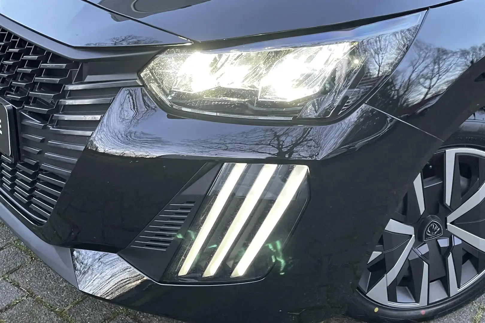 Peugeot 208 1.2 PureTech 100 Active Sensoren | Apple Carplay | Zwart - 2