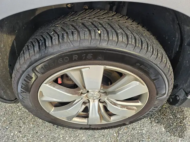 Peugeot 2008 view 9