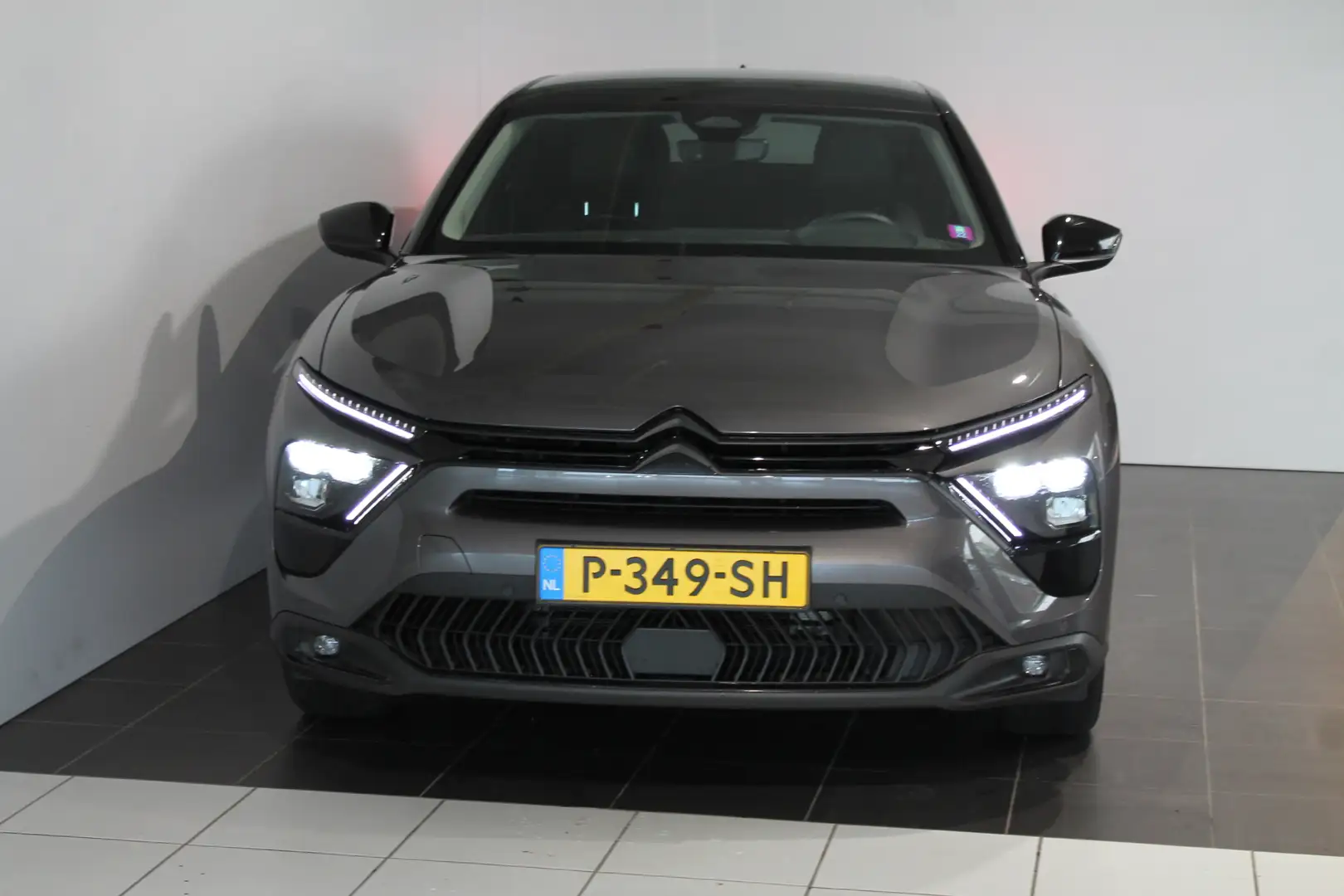 Citroen C5 X 1.6 Plug-In Hybrid 225pk e-EAT8 Business Grijs - 2