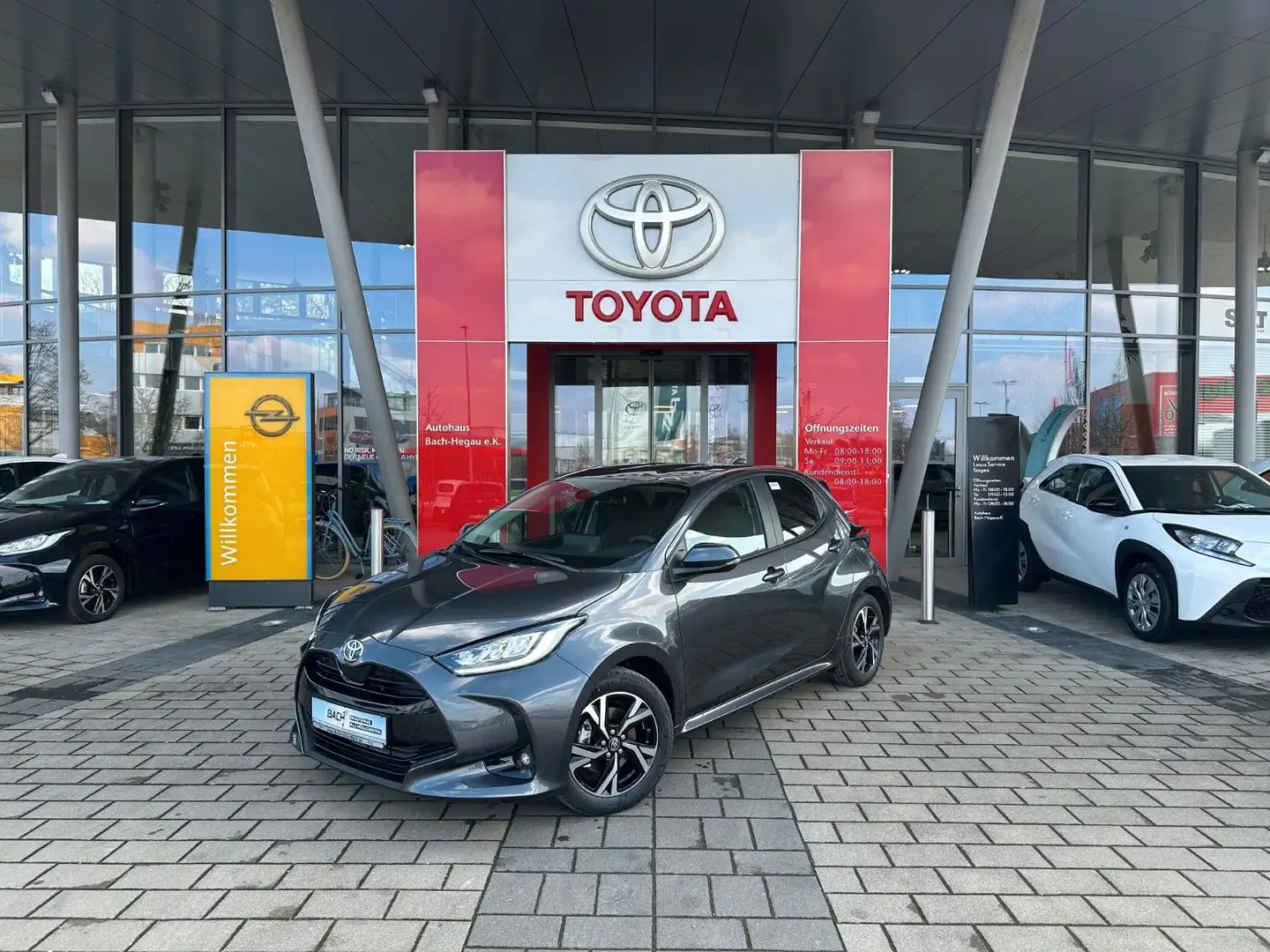 Toyota Yaris Hybrid Teamplayer, Grau - 1