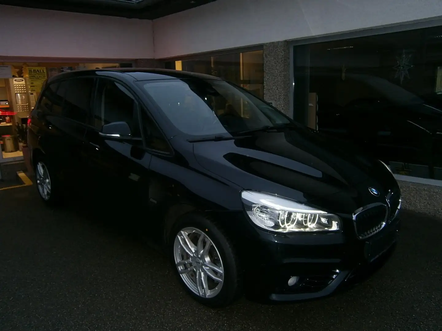 BMW 220 d Gran Tourer Sport Line Aut. Schwarz - 2