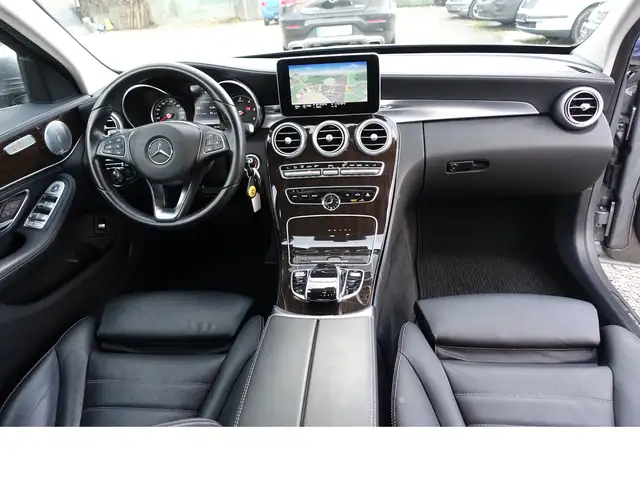 Mercedes-Benz 250 view 10