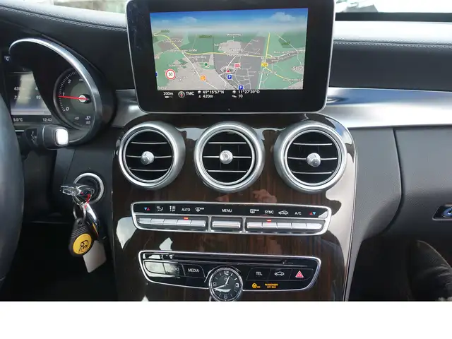 Mercedes-Benz 250 view 12