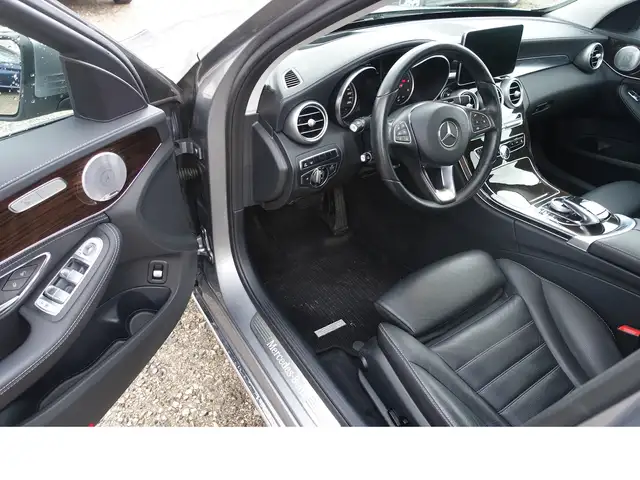 Mercedes-Benz 250 view 7