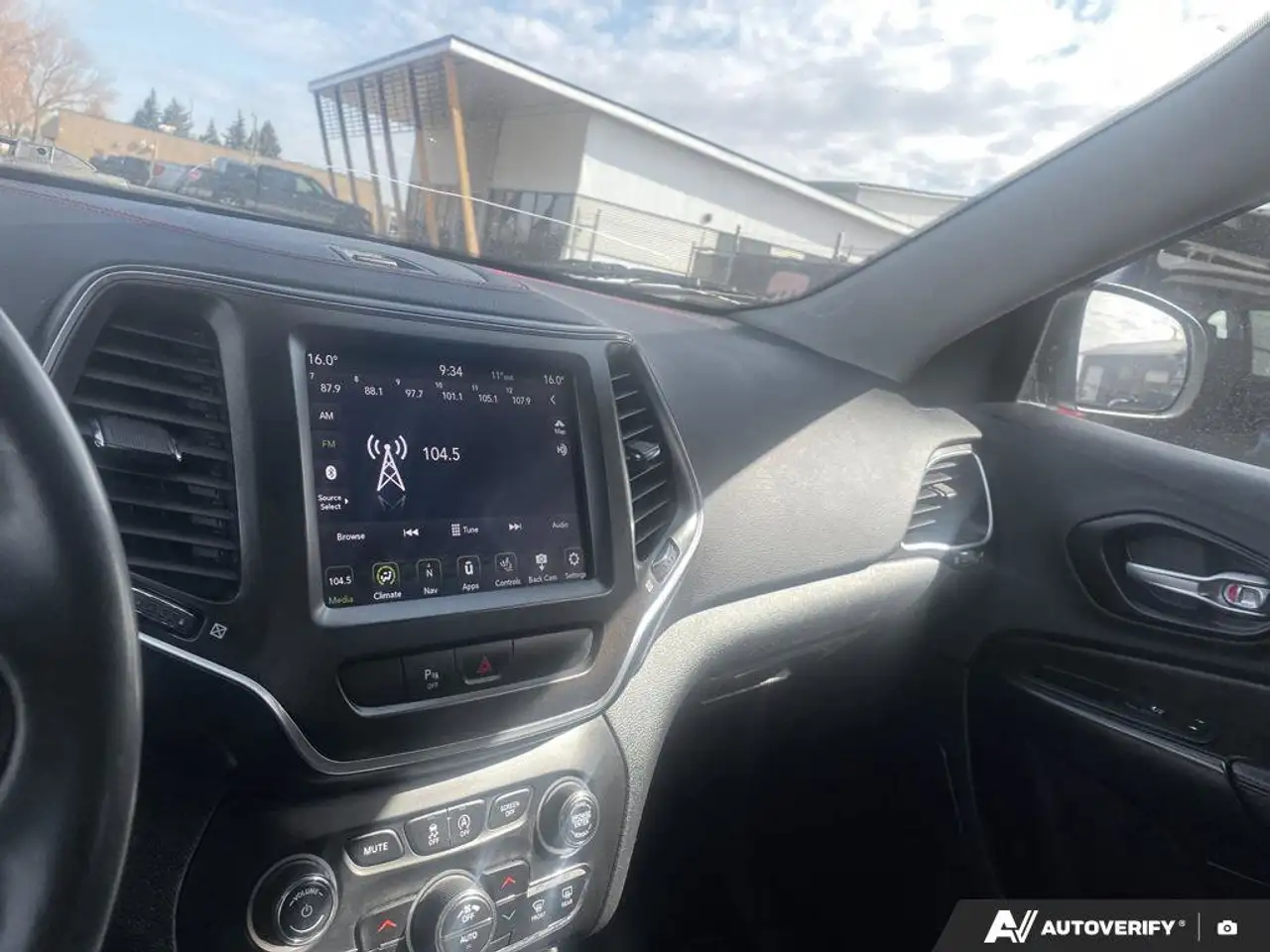 Jeep Cherokee снимка Jeep Cherokee