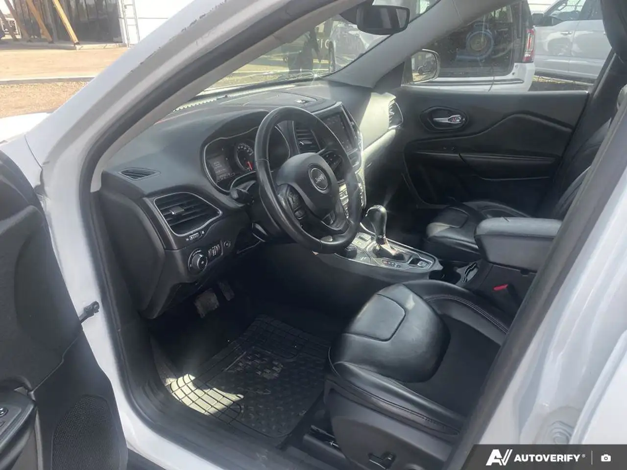 Jeep Cherokee снимка Jeep Cherokee