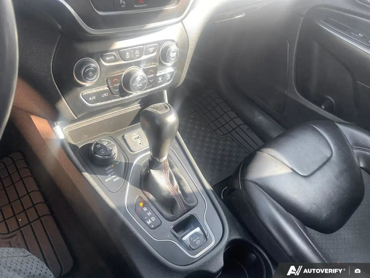Jeep Cherokee снимка Jeep Cherokee