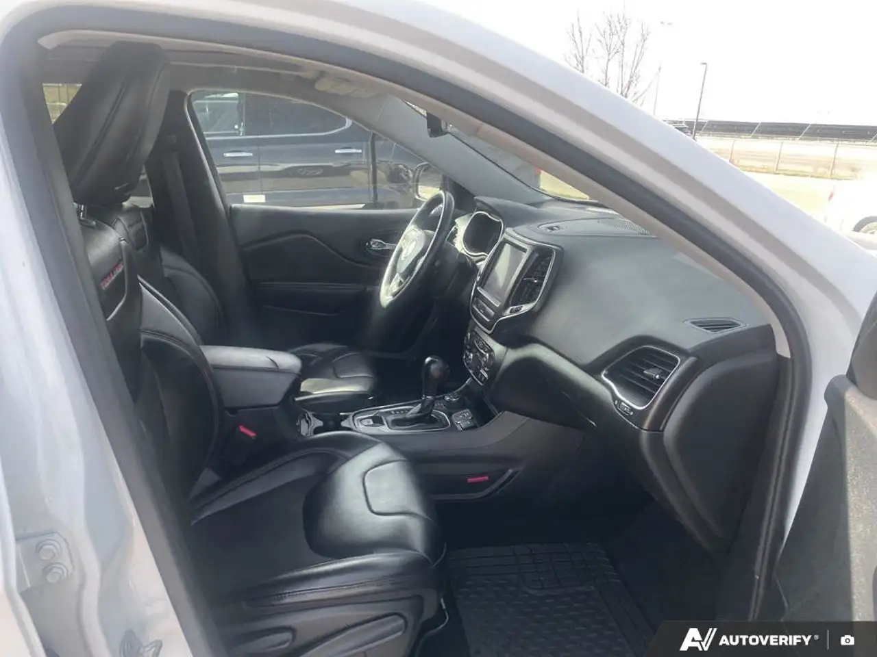 Jeep Cherokee снимка Jeep Cherokee