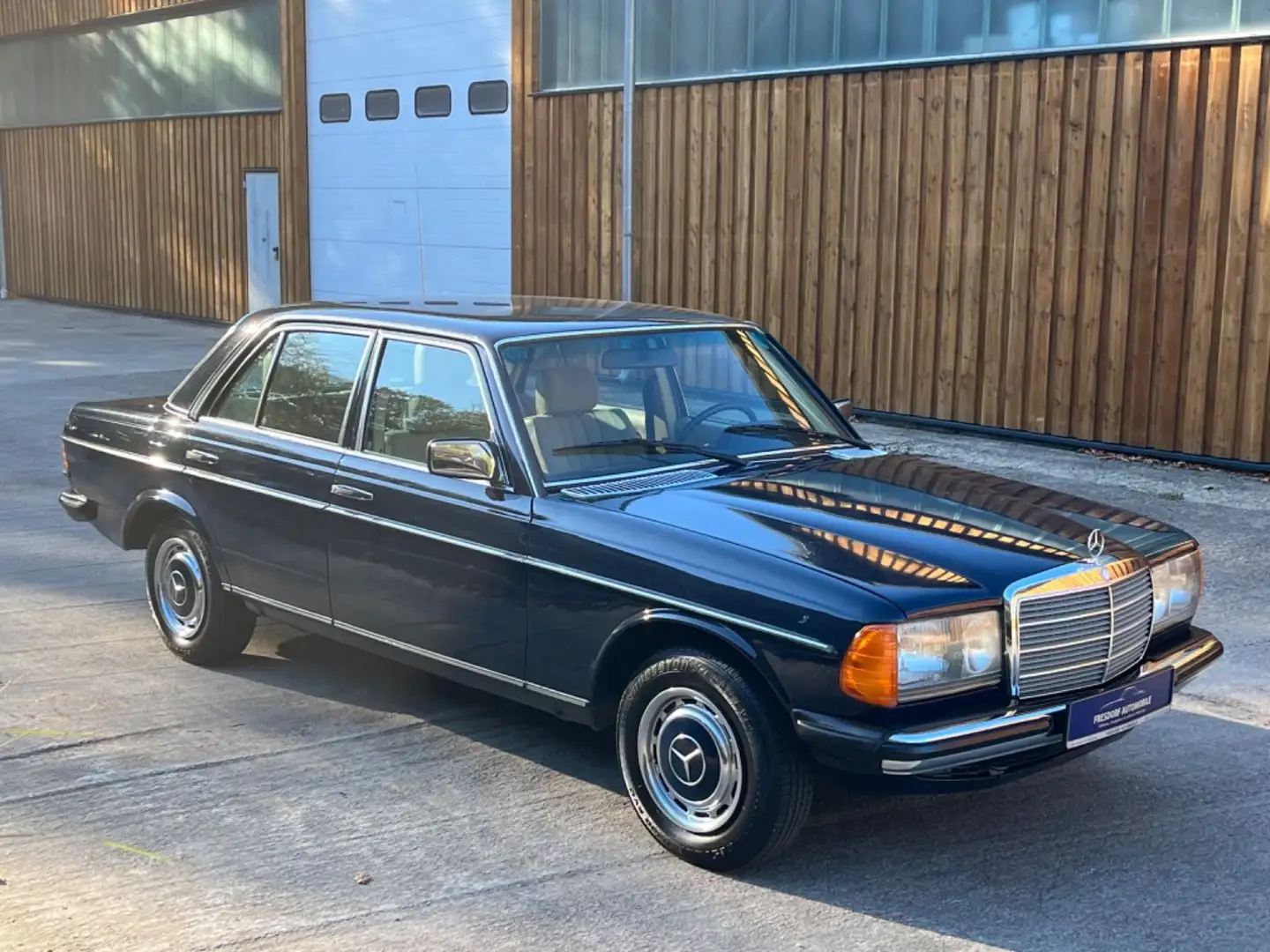 Mercedes-Benz 240 D W123er Diesel mit 5-Gang Getriebe Bleu - 1