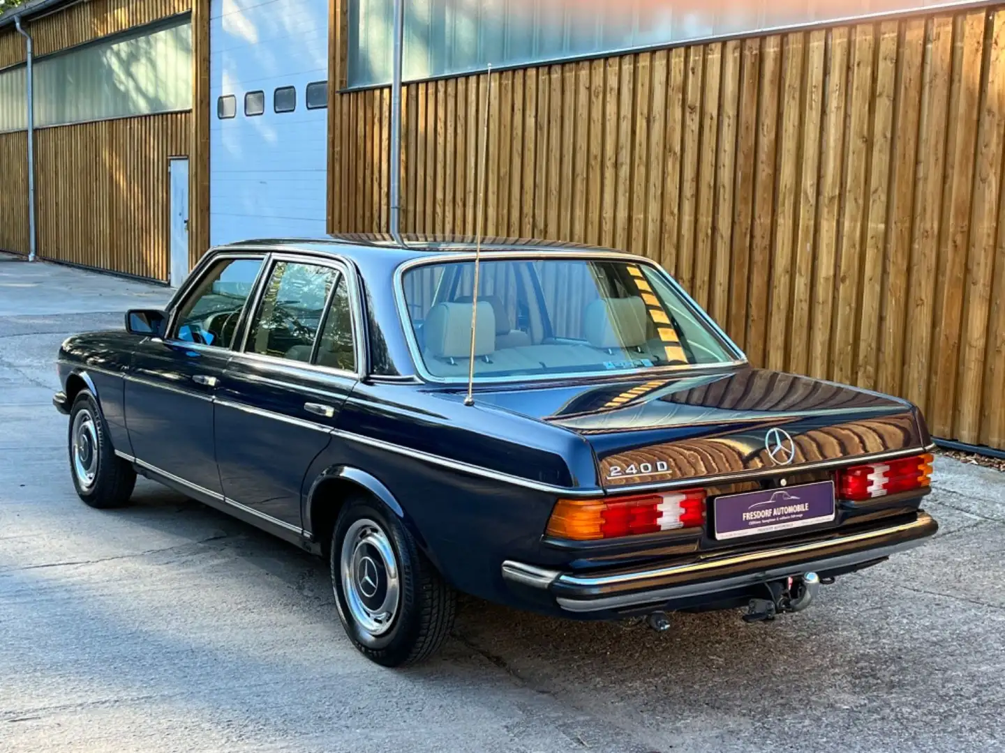 Mercedes-Benz 240 D W123er Diesel mit 5-Gang Getriebe Bleu - 2