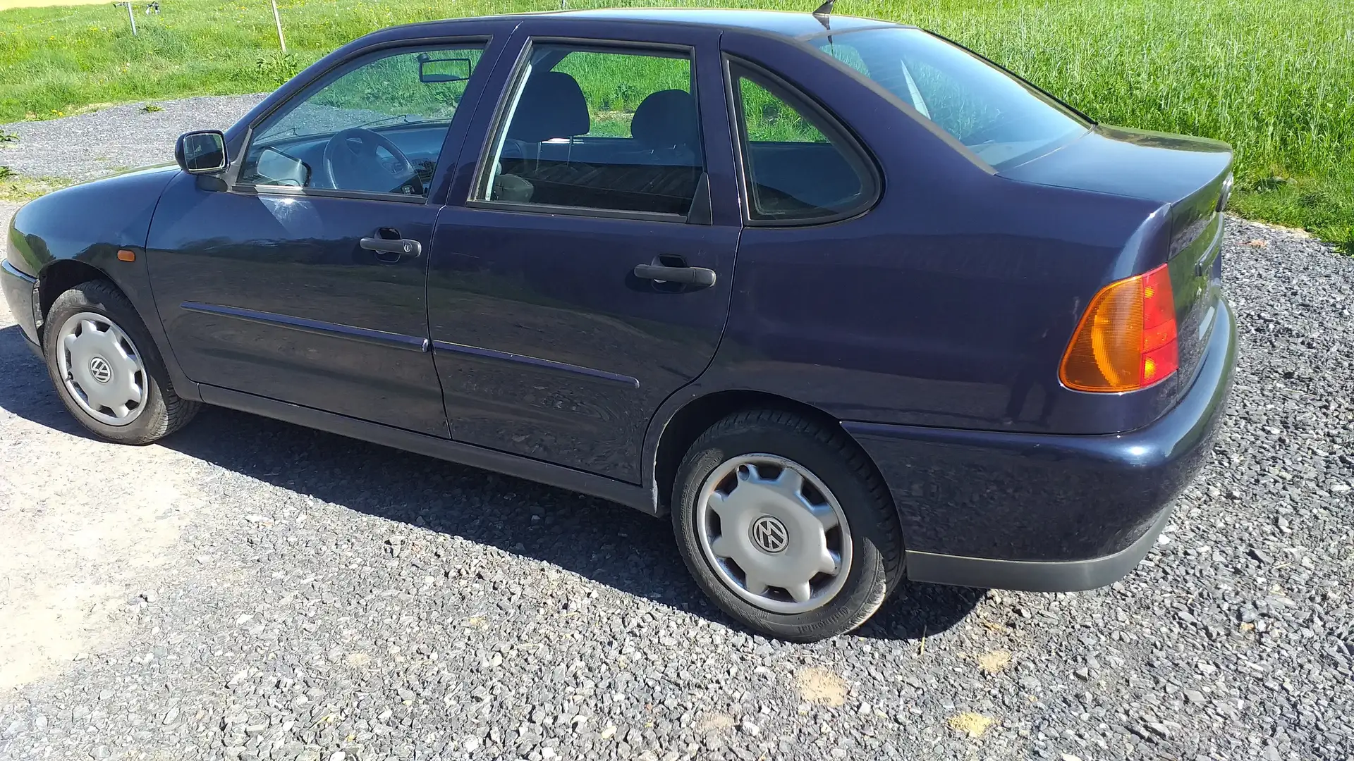 Volkswagen Polo Sedan 1.4i Bleu - 2